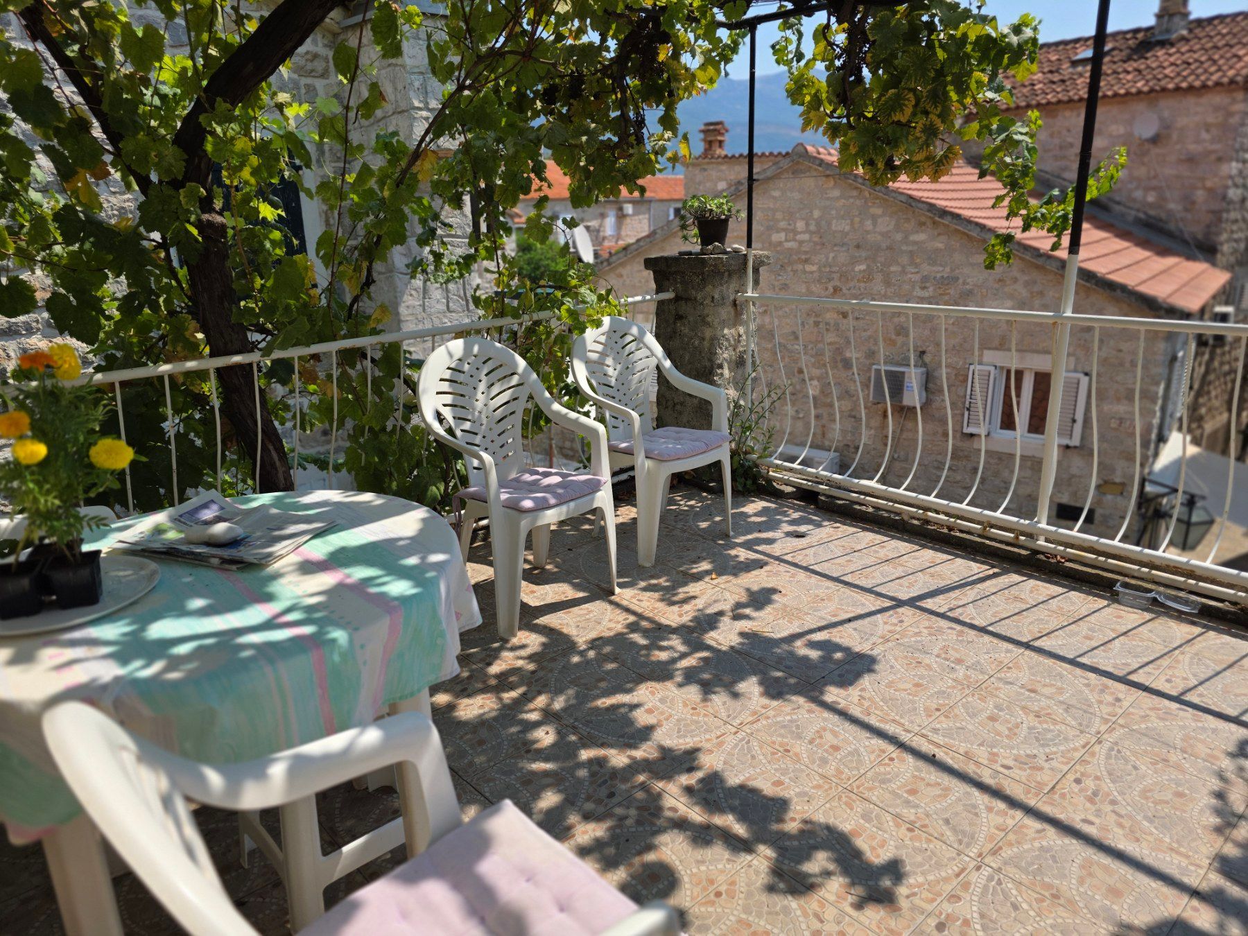 Kuća 119 m² sa 20 m² terasa, dva jednosobna apartmana i poslovnim prostorom/studijom – Stari grad, Budva (IZDAVANJE NA DUZI PERIOD) - Amfora Real Estate