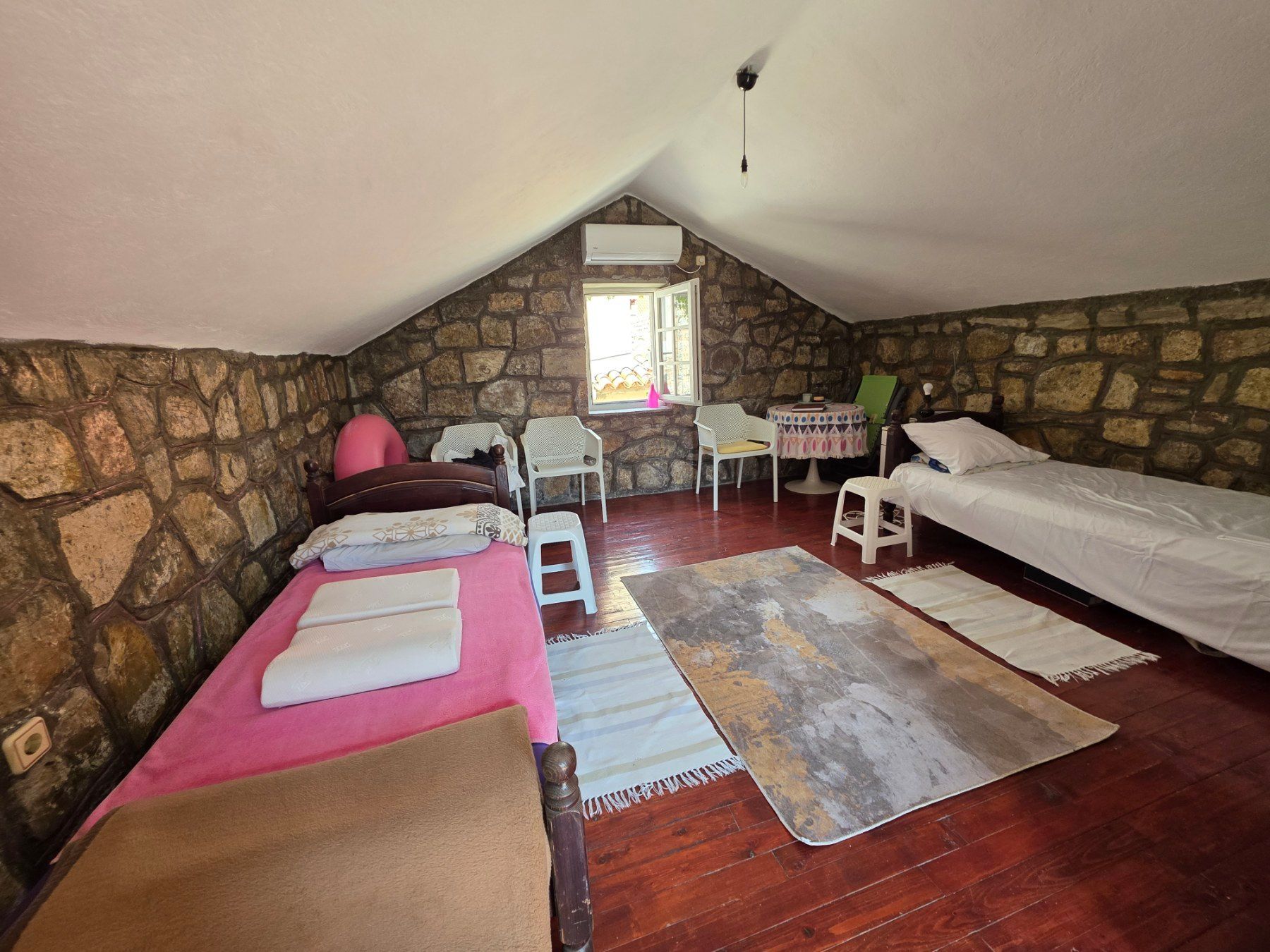 Kuća 119 m² sa 20 m² terasa, dva jednosobna apartmana i poslovnim prostorom/studijom – Stari grad, Budva (IZDAVANJE NA DUZI PERIOD) - Amfora Real Estate