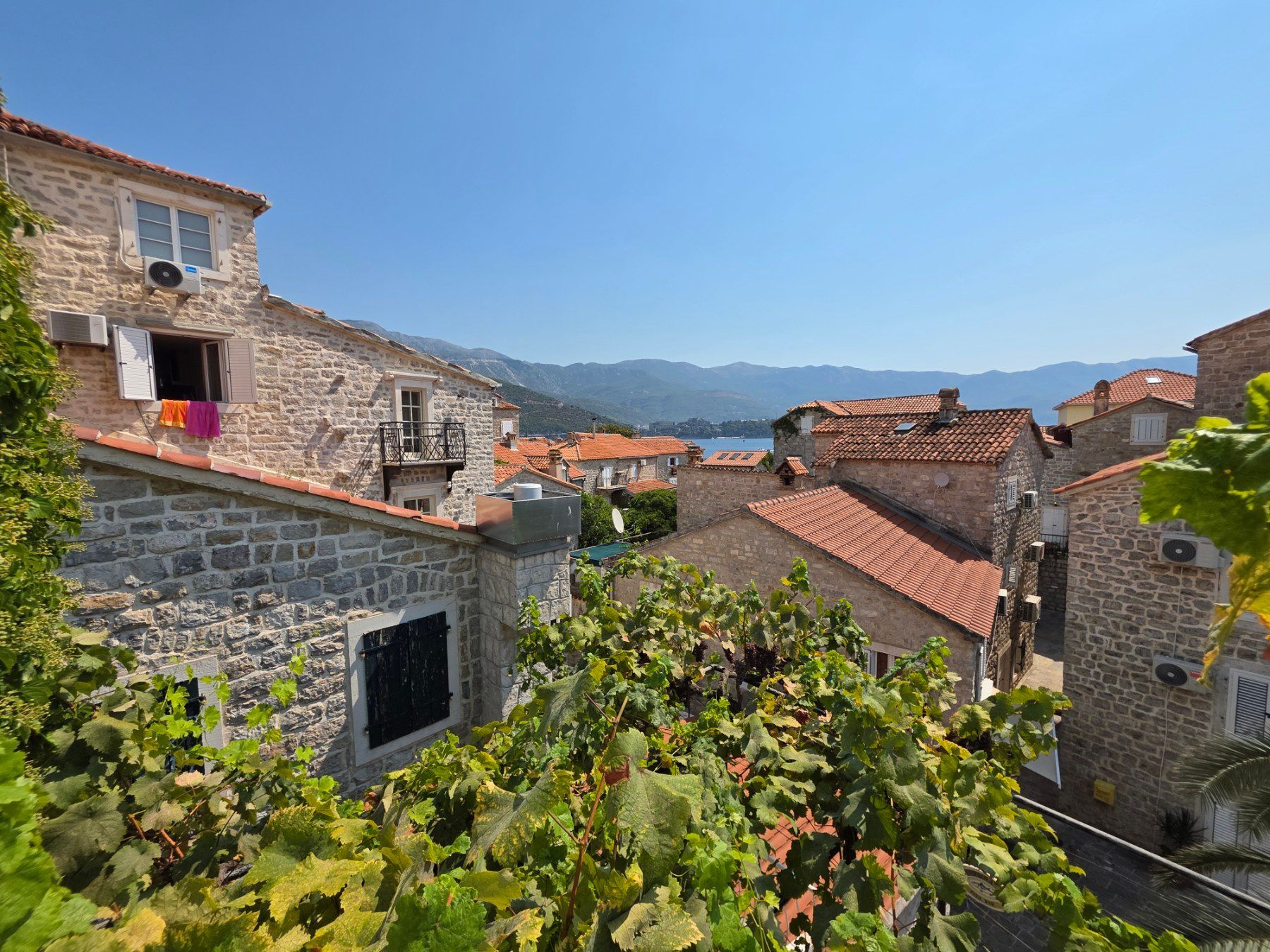 Kuća 119 m² sa 20 m² terasa, dva jednosobna apartmana i poslovnim prostorom/studijom – Stari grad, Budva (IZDAVANJE NA DUZI PERIOD) - Amfora Real Estate