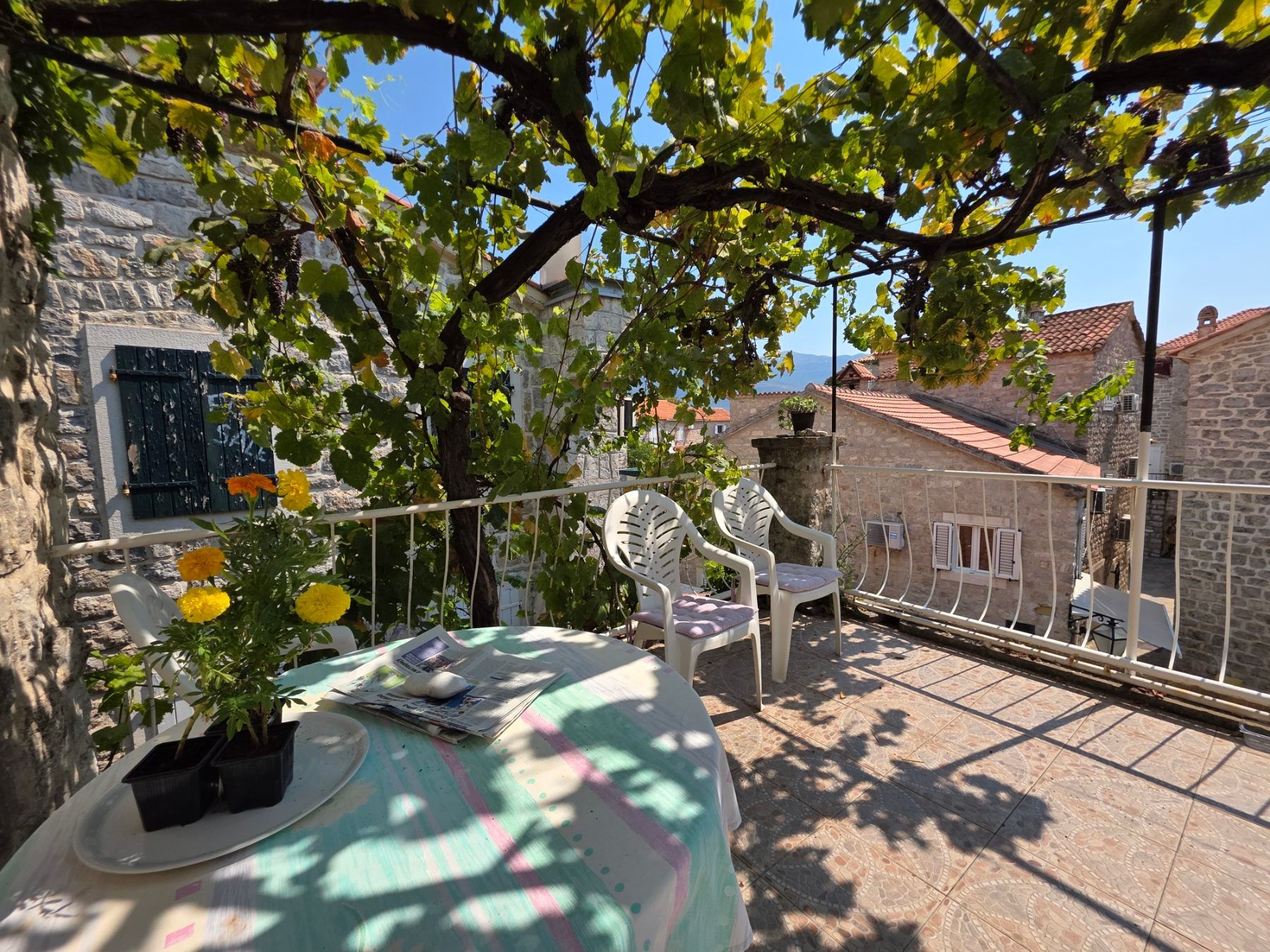 Kuća 119 m² sa 20 m² terasa, dva jednosobna apartmana i poslovnim prostorom/studijom – Stari grad, Budva (IZDAVANJE NA DUZI PERIOD) - Amfora Real Estate