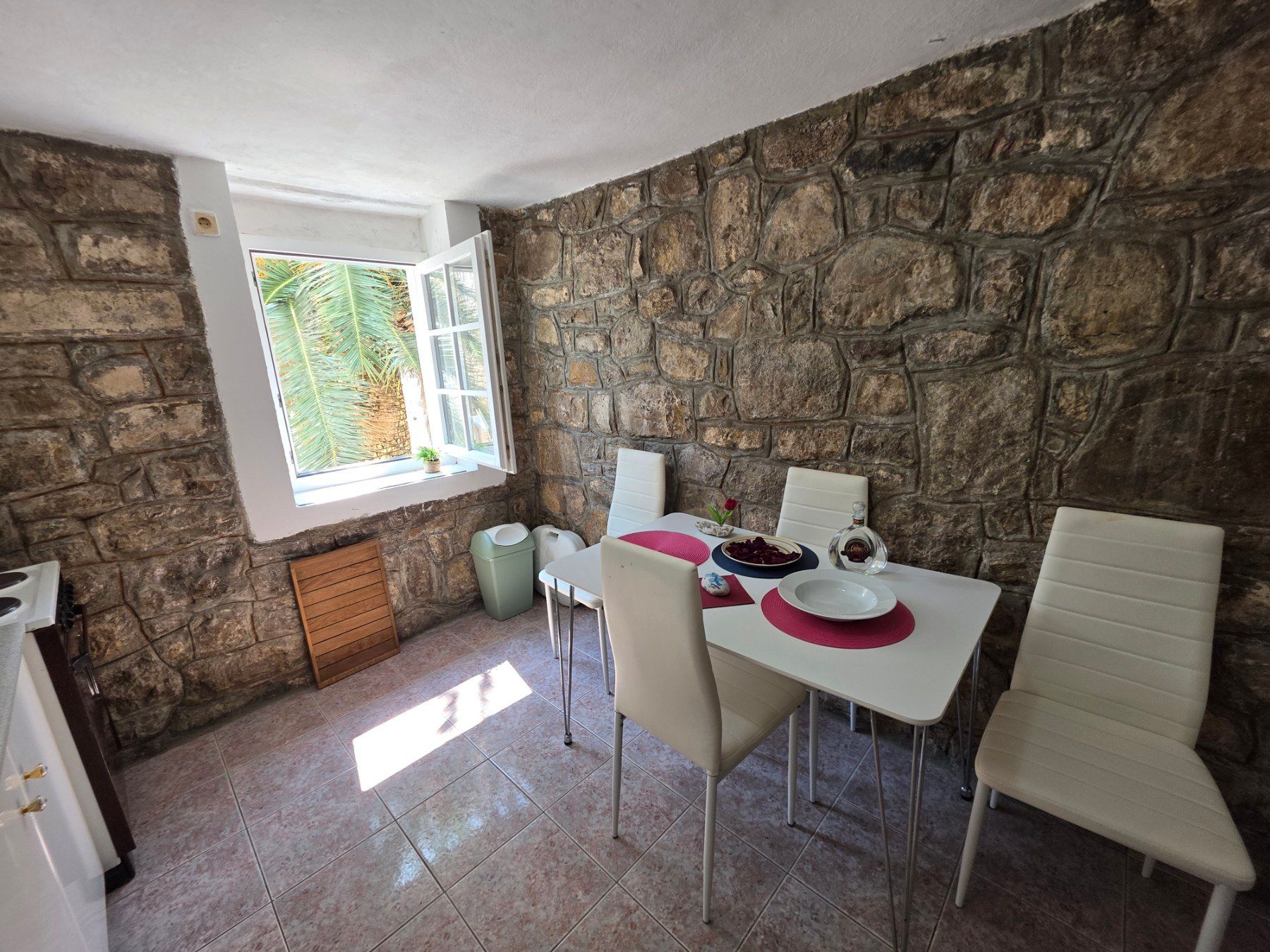 Kuća 119 m² sa 20 m² terasa, dva jednosobna apartmana i poslovnim prostorom/studijom – Stari grad, Budva (IZDAVANJE NA DUZI PERIOD) - Amfora Real Estate