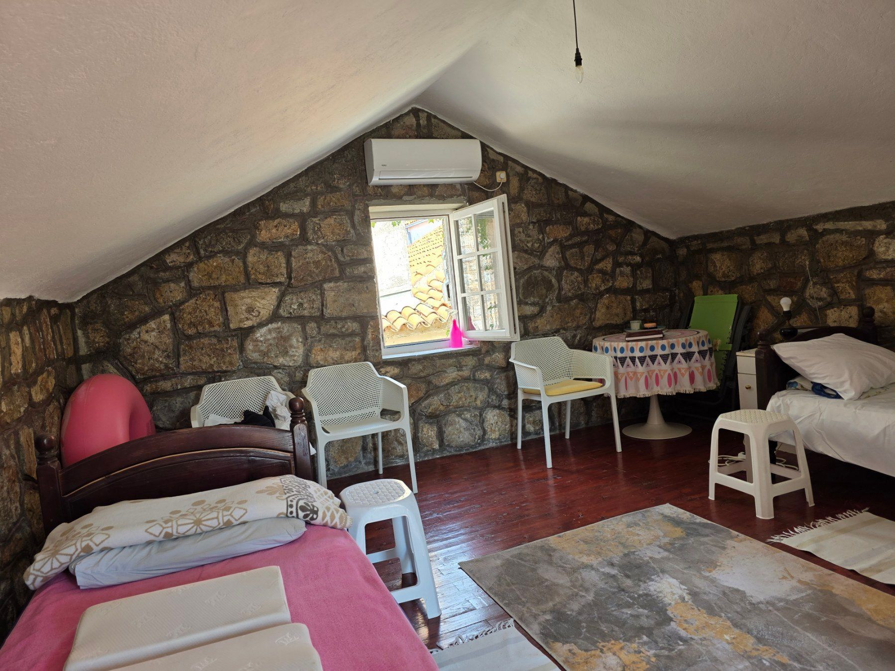 Kuća 119 m² sa 20 m² terasa, dva jednosobna apartmana i poslovnim prostorom/studijom – Stari grad, Budva (IZDAVANJE NA DUZI PERIOD) - Amfora Real Estate