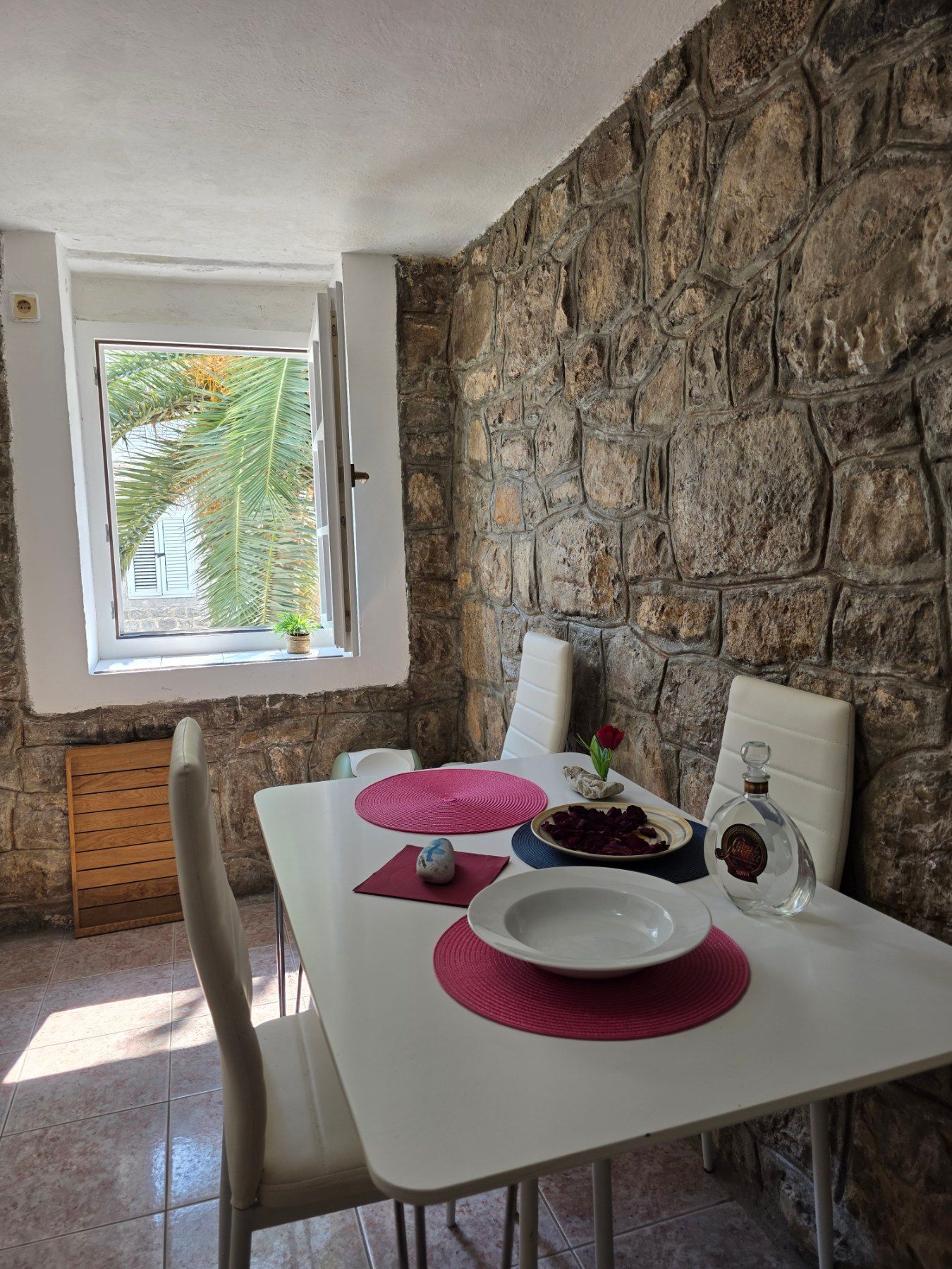 Kuća 119 m² sa 20 m² terasa, dva jednosobna apartmana i poslovnim prostorom/studijom – Stari grad, Budva (IZDAVANJE NA DUZI PERIOD) - Amfora Real Estate