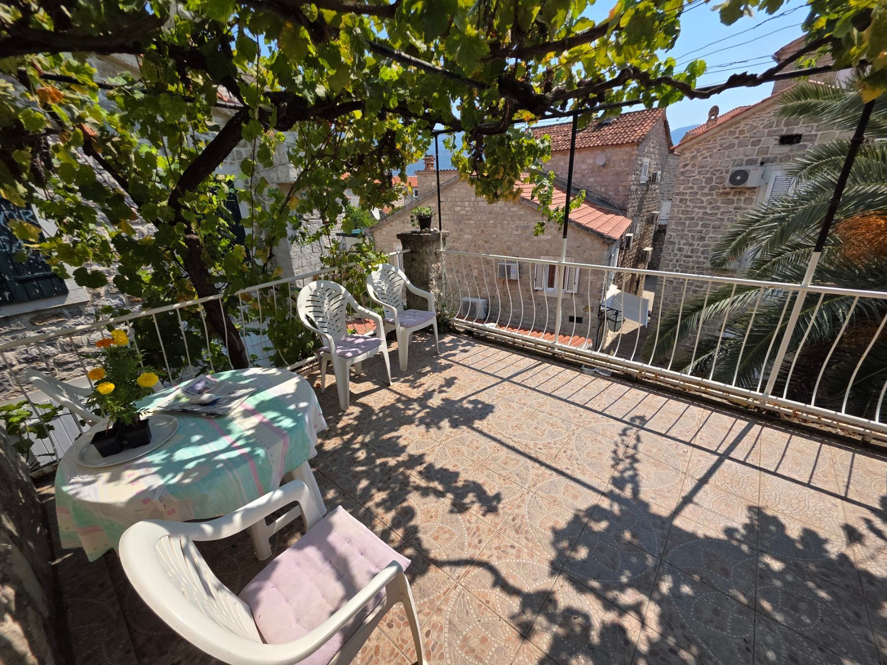 Kuća 119 m² sa 20 m² terasa, dva jednosobna apartmana i poslovnim prostorom/studijom – Stari grad, Budva (IZDAVANJE NA DUZI PERIOD) - Amfora Real Estate