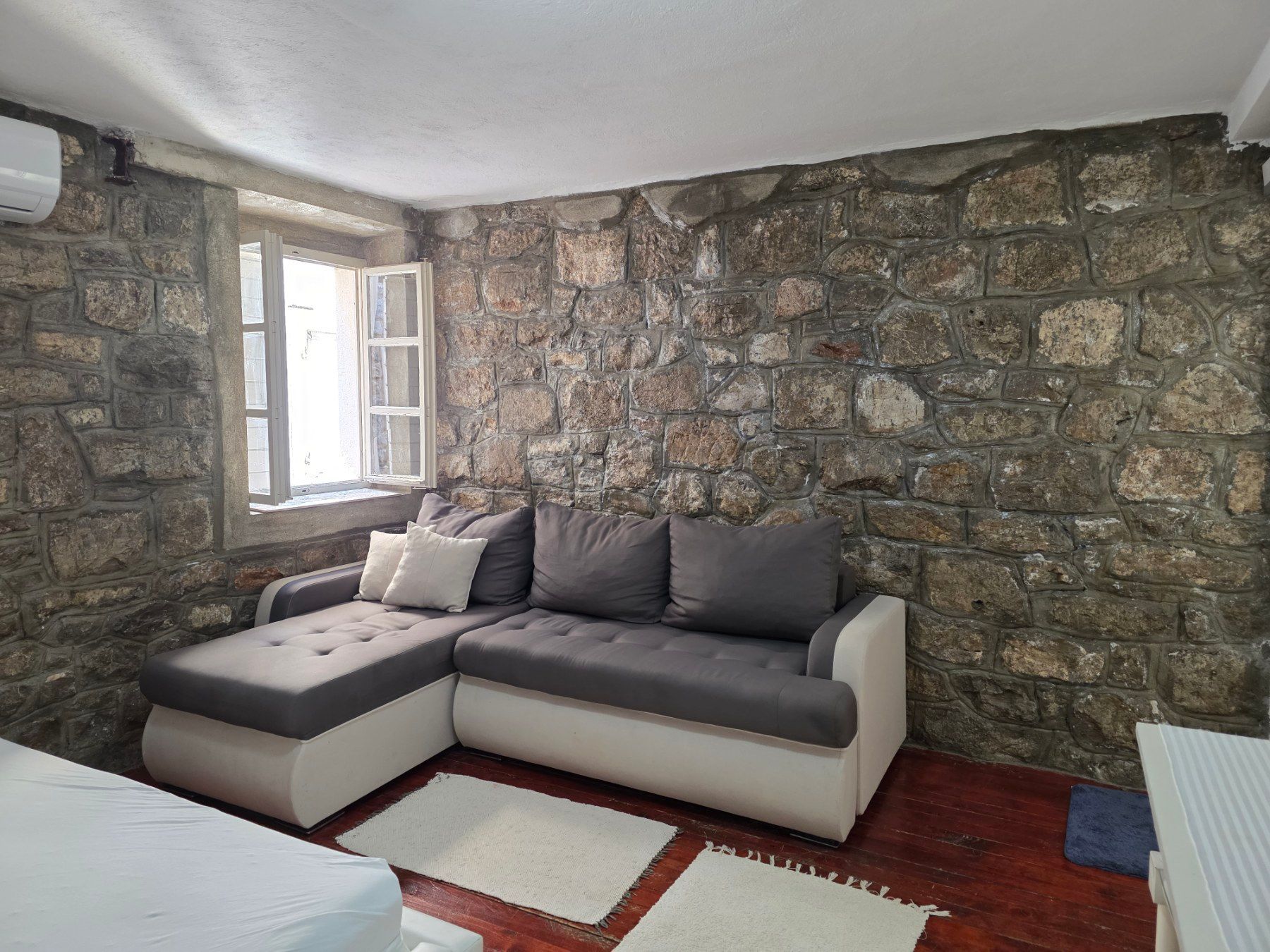Kuća 119 m² sa 20 m² terasa, dva jednosobna apartmana i poslovnim prostorom/studijom – Stari grad, Budva (IZDAVANJE NA DUZI PERIOD) - Amfora Real Estate