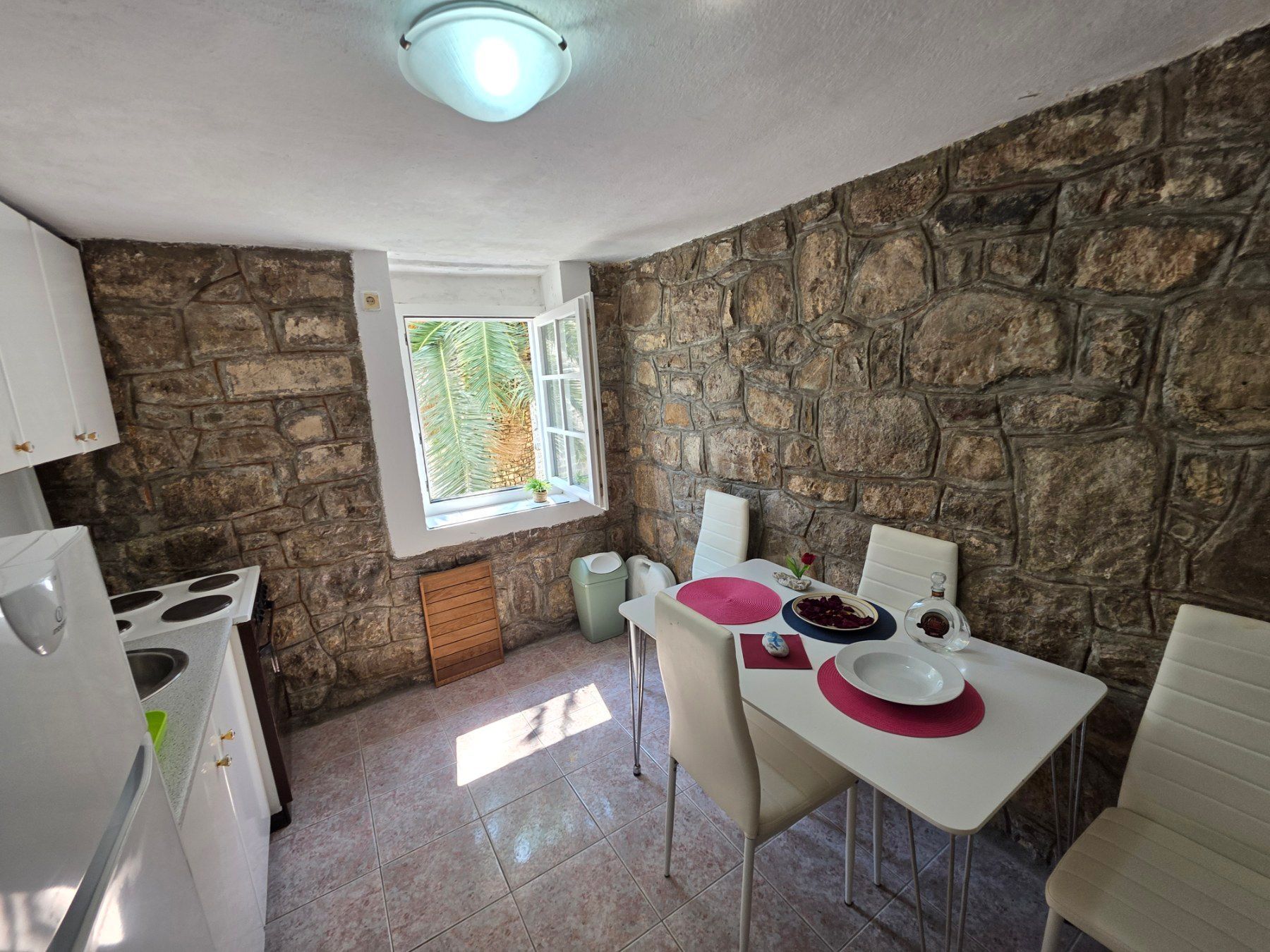 Kuća 119 m² sa 20 m² terasa, dva jednosobna apartmana i poslovnim prostorom/studijom – Stari grad, Budva (IZDAVANJE NA DUZI PERIOD) - Amfora Real Estate