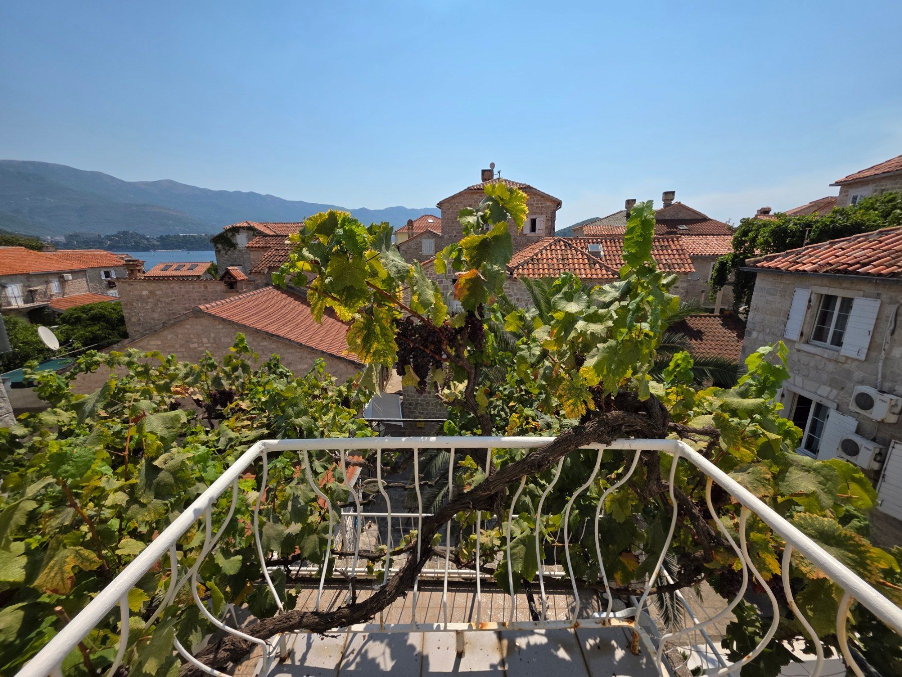 Kuća 119 m² sa 20 m² terasa, dva jednosobna apartmana i poslovnim prostorom/studijom – Stari grad, Budva (IZDAVANJE NA DUZI PERIOD) - Amfora Real Estate