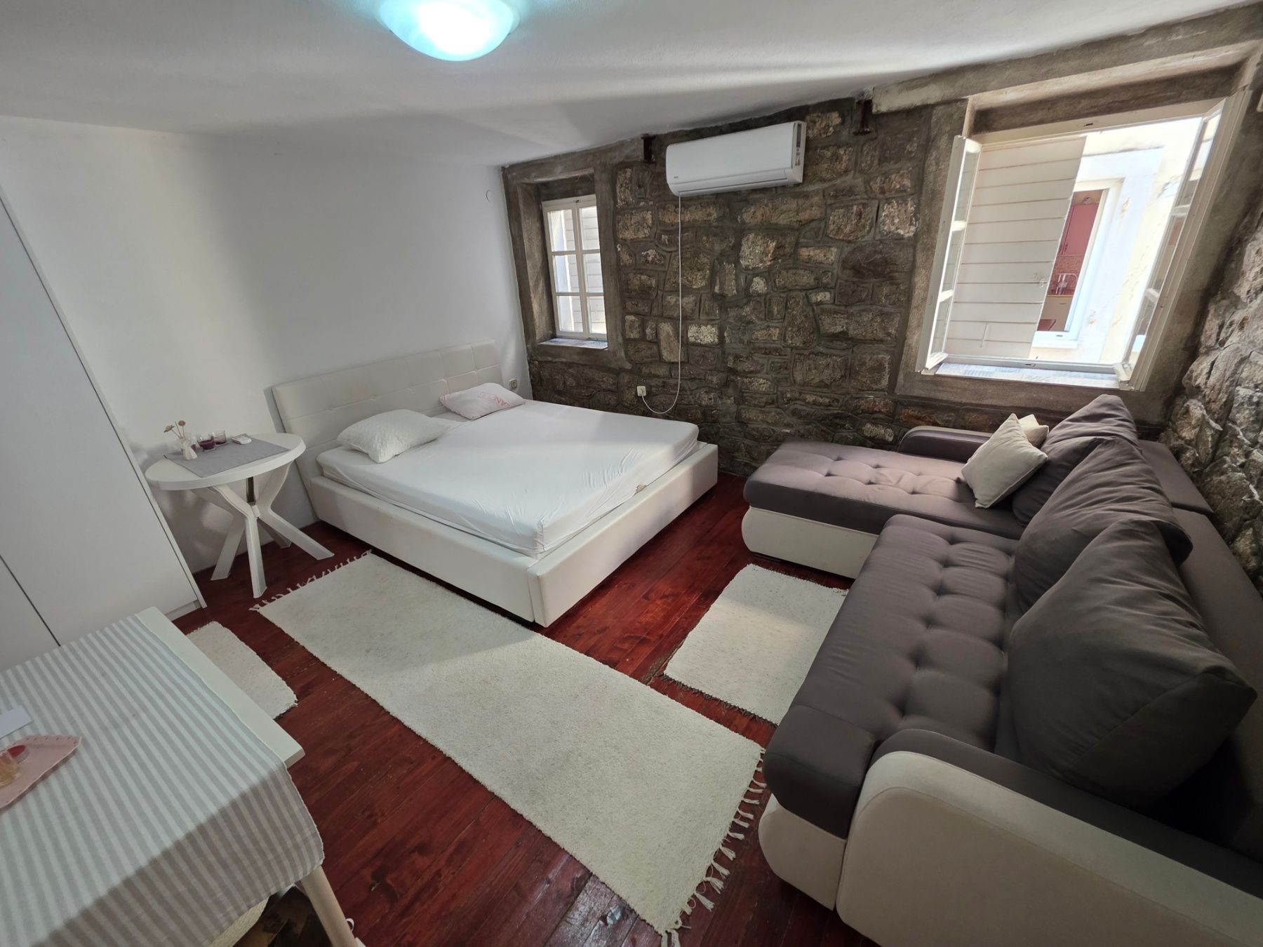 Kuća 119 m² sa 20 m² terasa, dva jednosobna apartmana i poslovnim prostorom/studijom – Stari grad, Budva (IZDAVANJE NA DUZI PERIOD) - Amfora Real Estate