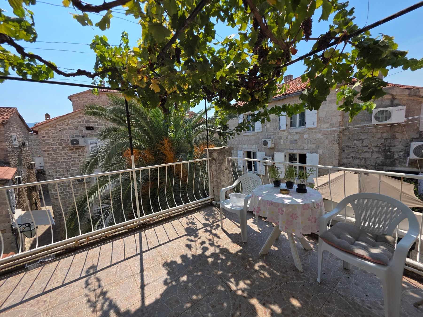 Kuća 119 m² sa 20 m² terasa, dva jednosobna apartmana i poslovnim prostorom/studijom – Stari grad, Budva (IZDAVANJE NA DUZI PERIOD) - Amfora Real Estate