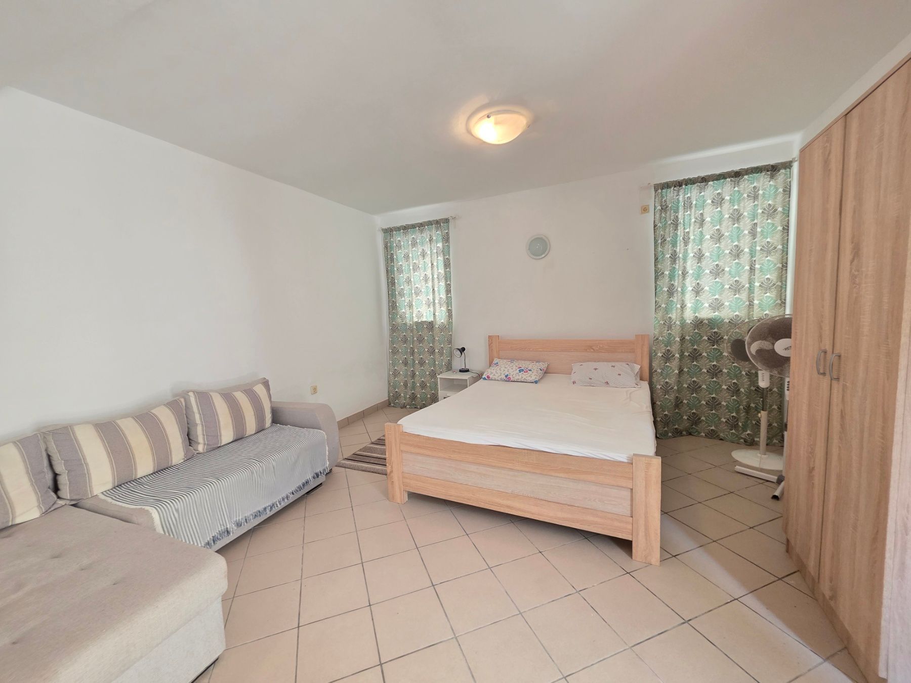 Kuća 119 m² sa 20 m² terasa, dva jednosobna apartmana i poslovnim prostorom/studijom – Stari grad, Budva (IZDAVANJE NA DUZI PERIOD) - Amfora Real Estate