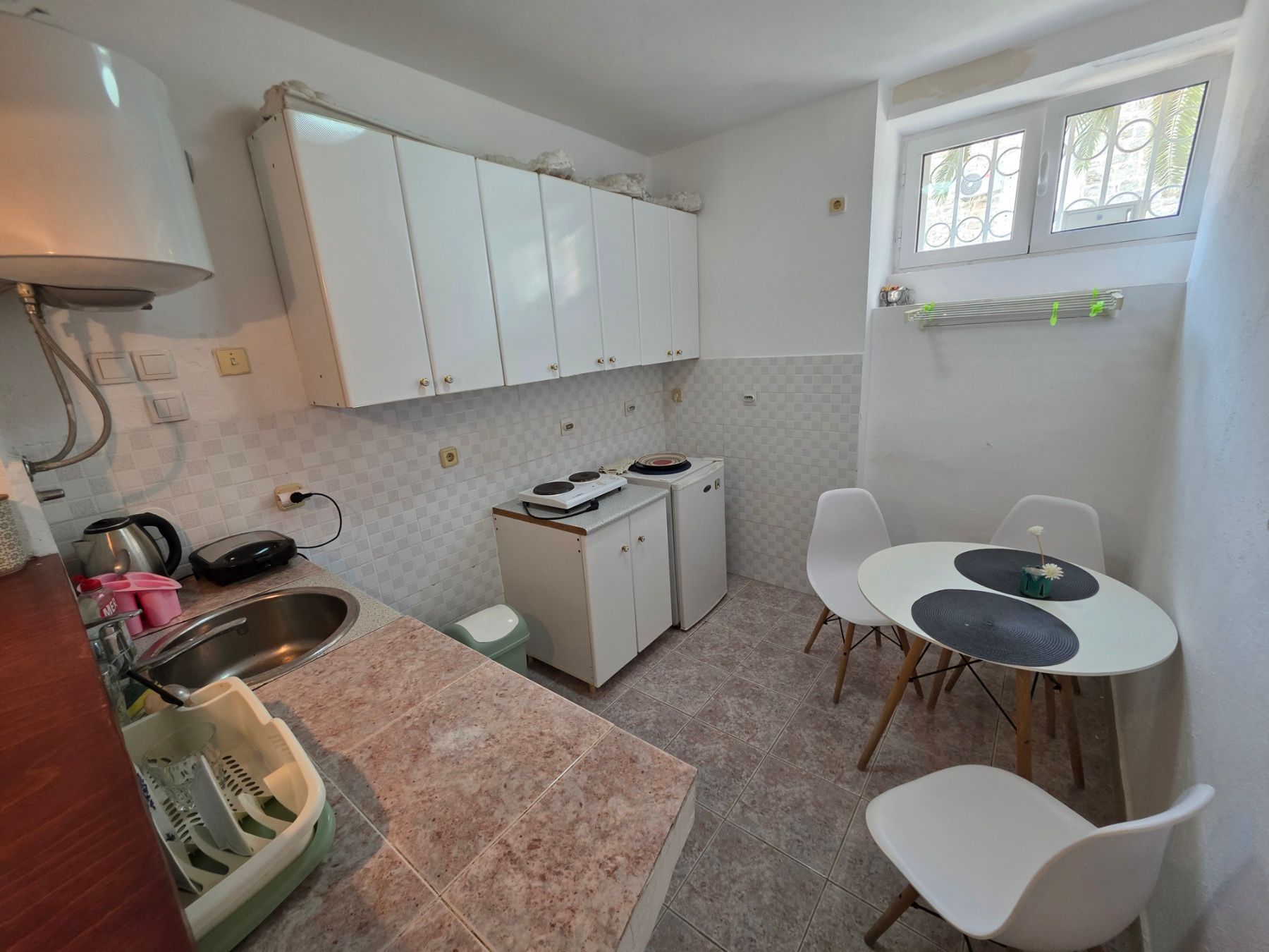 Kuća 119 m² sa 20 m² terasa, dva jednosobna apartmana i poslovnim prostorom/studijom – Stari grad, Budva (IZDAVANJE NA DUZI PERIOD) - Amfora Real Estate