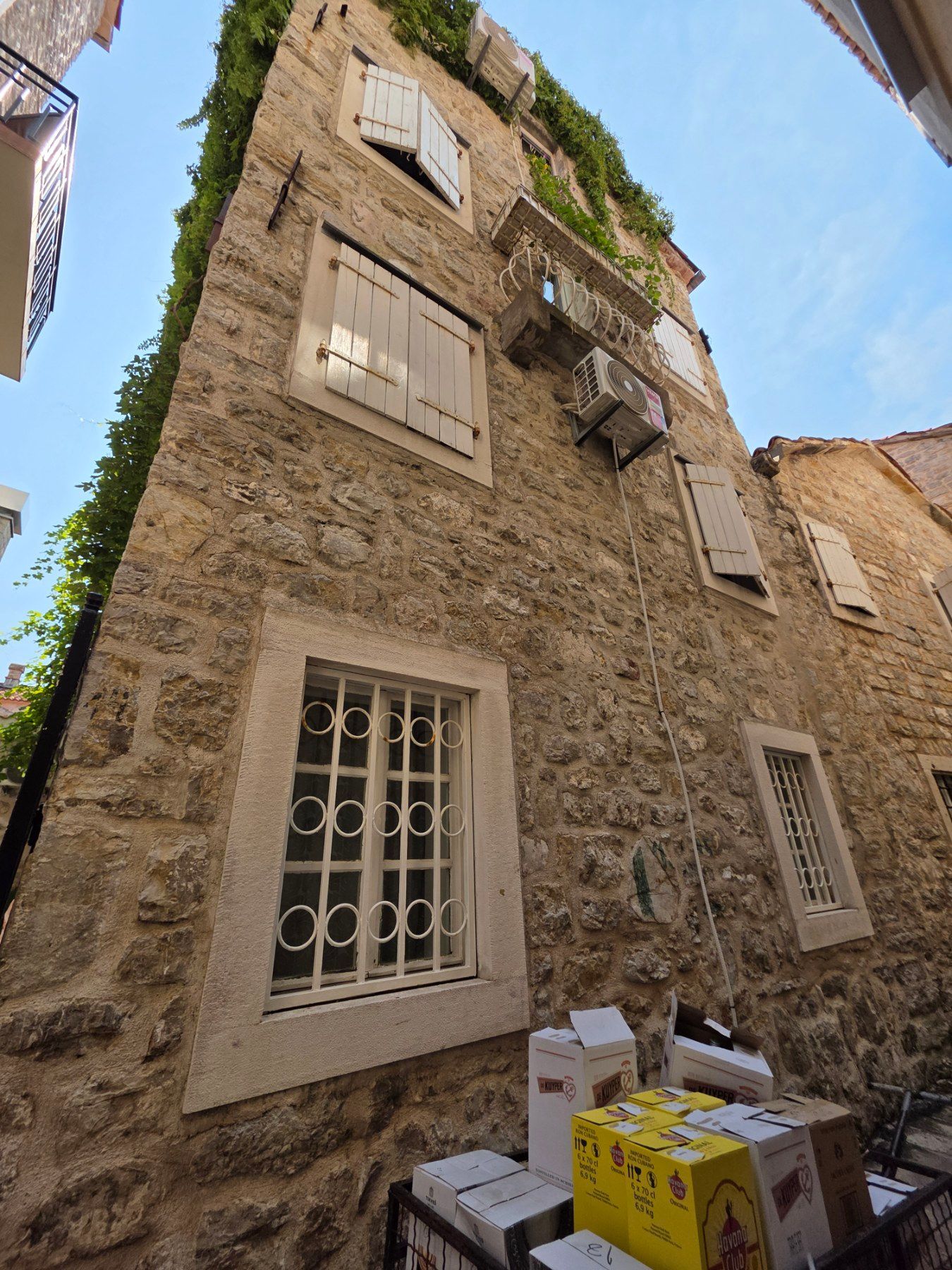 Kuća 119 m² sa 20 m² terasa, dva jednosobna apartmana i poslovnim prostorom/studijom – Stari grad, Budva (IZDAVANJE NA DUZI PERIOD) - Amfora Real Estate