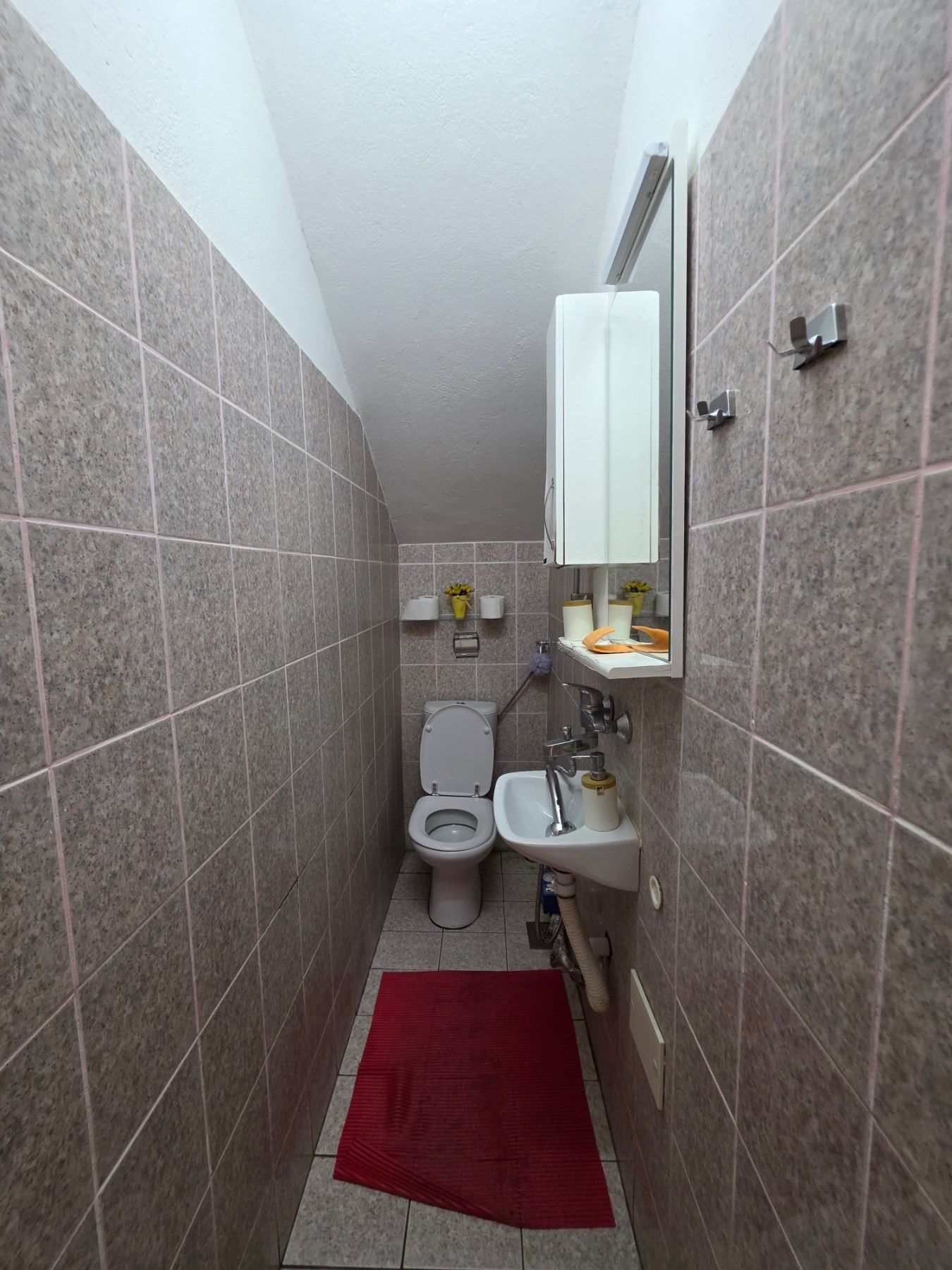 Kuća 119 m² sa 20 m² terasa, dva jednosobna apartmana i poslovnim prostorom/studijom – Stari grad, Budva (IZDAVANJE NA DUZI PERIOD) - Amfora Real Estate