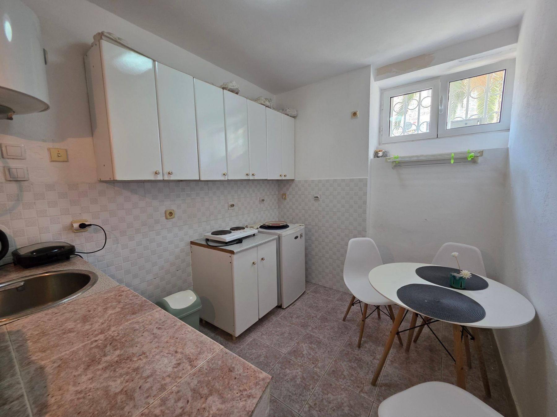 Kuća 119 m² sa 20 m² terasa, dva jednosobna apartmana i poslovnim prostorom/studijom – Stari grad, Budva (IZDAVANJE NA DUZI PERIOD) - Amfora Real Estate
