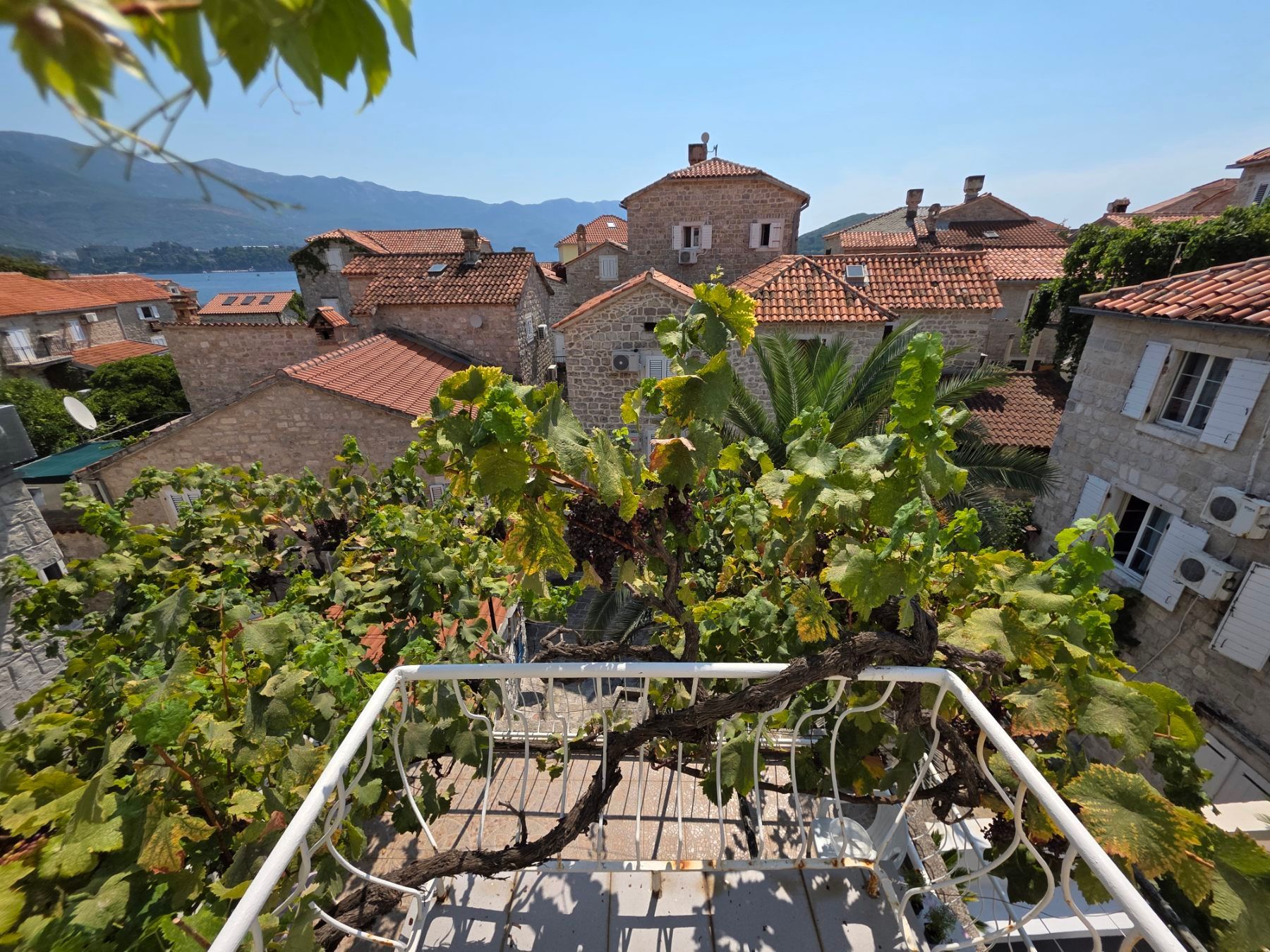 Kuća 119 m² sa 20 m² terasa, dva jednosobna apartmana i poslovnim prostorom/studijom – Stari grad, Budva (IZDAVANJE NA DUZI PERIOD) - Amfora Real Estate