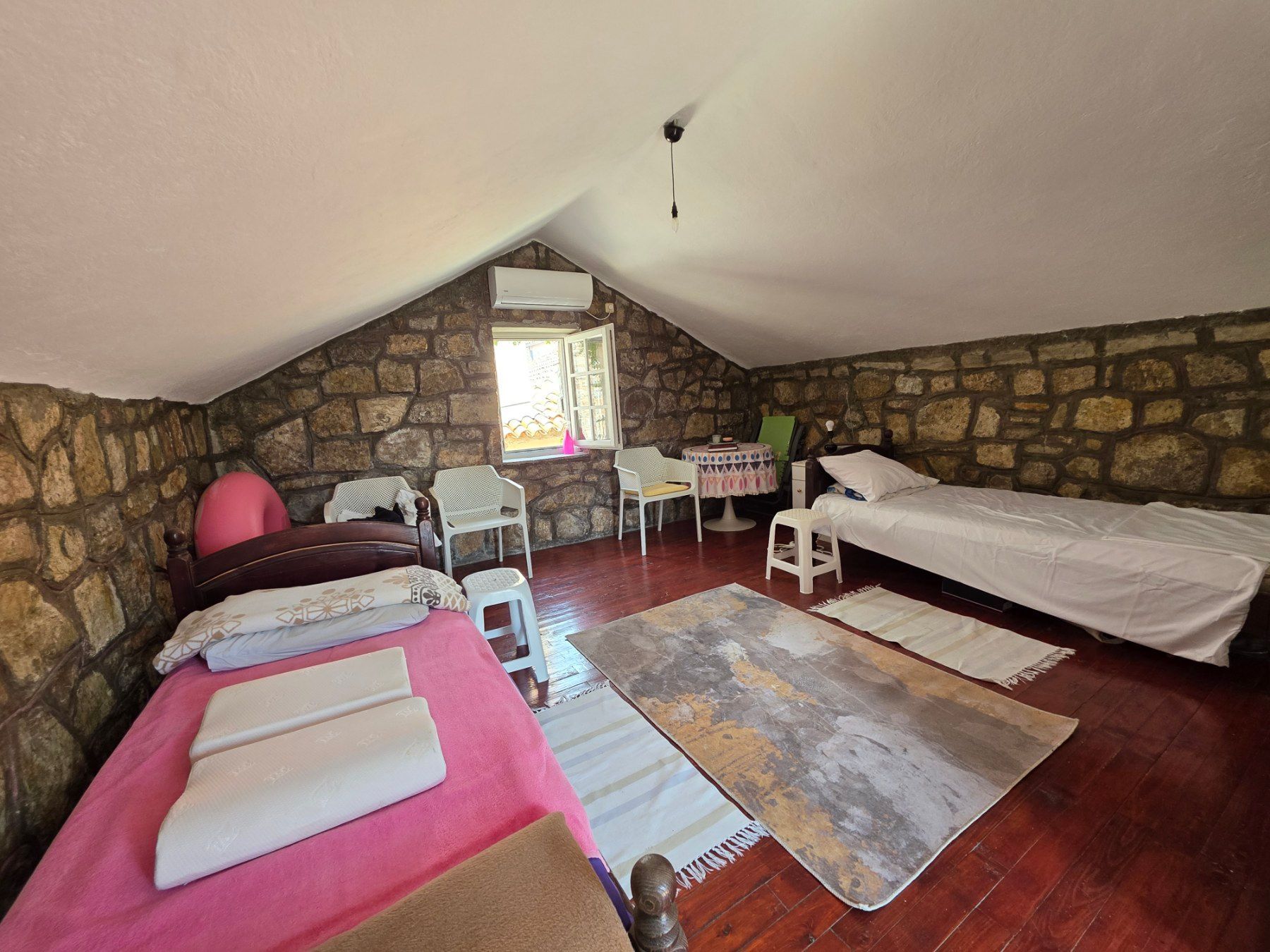 Kuća 119 m² sa 20 m² terasa, dva jednosobna apartmana i poslovnim prostorom/studijom – Stari grad, Budva (IZDAVANJE NA DUZI PERIOD) - Amfora Real Estate