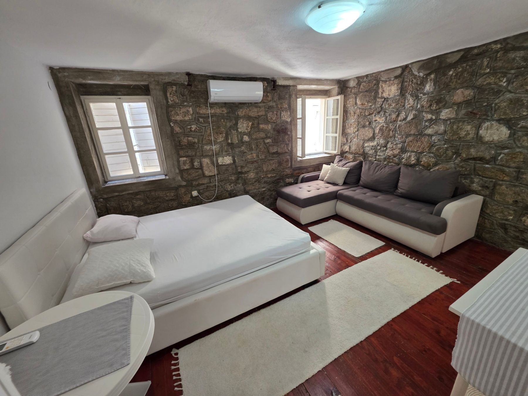 Kuća 119 m² sa 20 m² terasa, dva jednosobna apartmana i poslovnim prostorom/studijom – Stari grad, Budva (IZDAVANJE NA DUZI PERIOD) - Amfora Real Estate