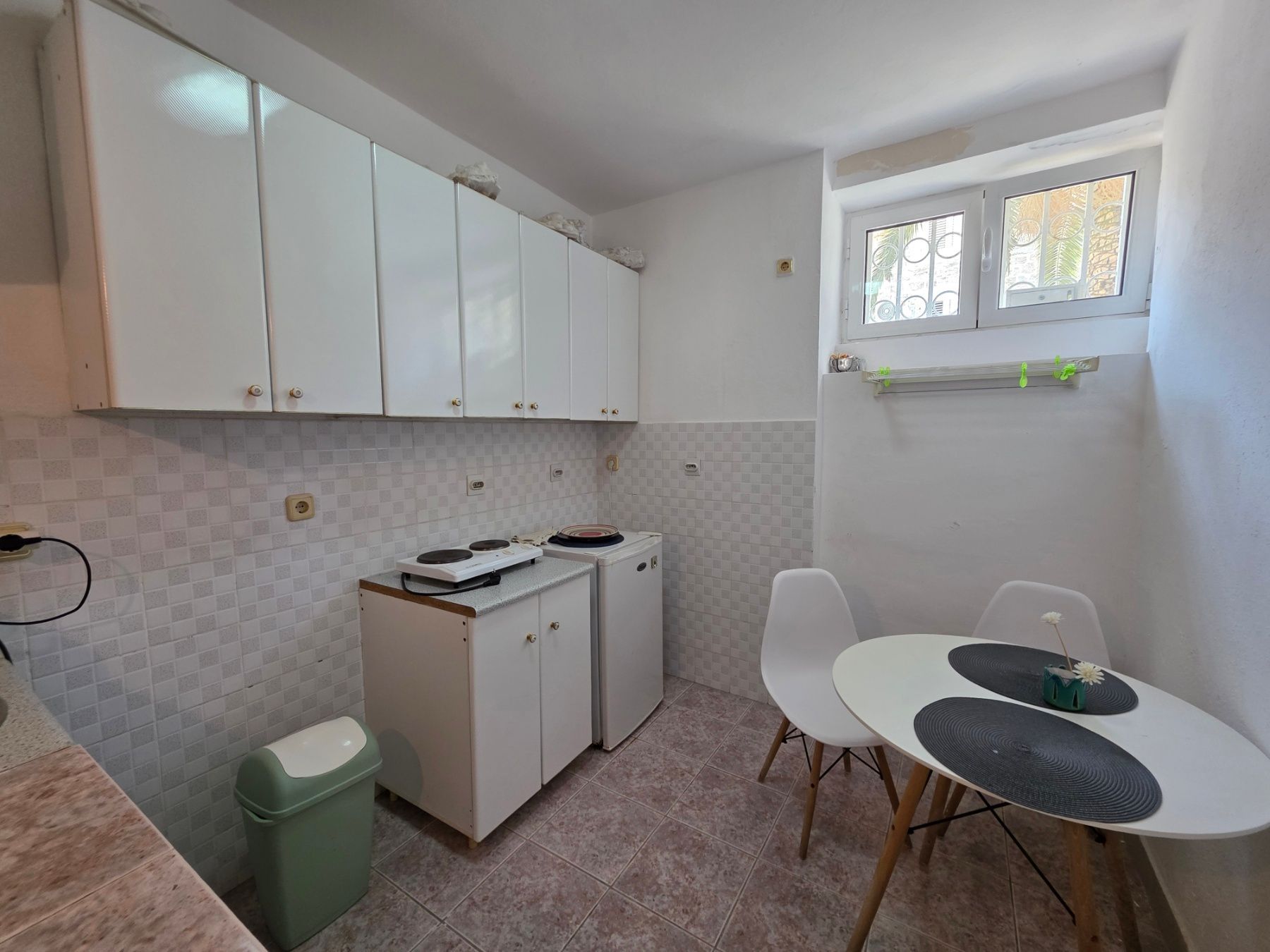 Kuća 119 m² sa 20 m² terasa, dva jednosobna apartmana i poslovnim prostorom/studijom – Stari grad, Budva (IZDAVANJE NA DUZI PERIOD) - Amfora Real Estate