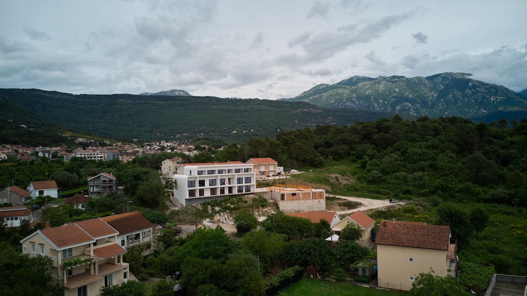 Jednosoban apartman 94.1m2 u novom kompleksu sa panoramskim pogledom na more – Tivat - Amfora Real Estate