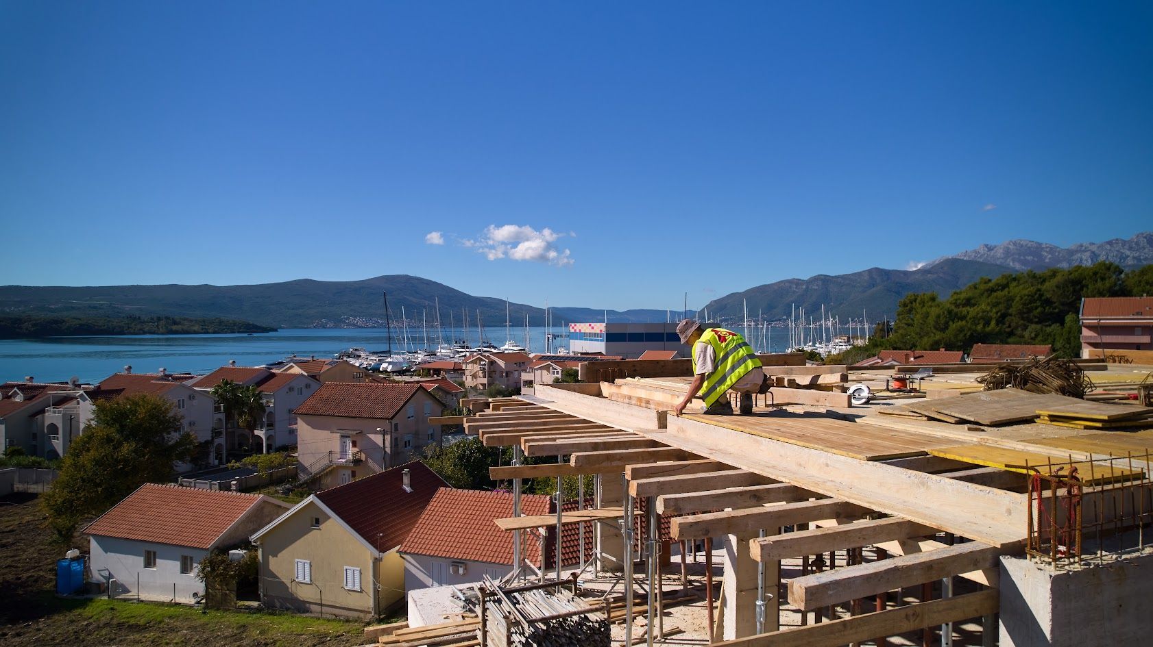 Jednosoban apartman 94.1m2 u novom kompleksu sa panoramskim pogledom na more – Tivat - Amfora Real Estate