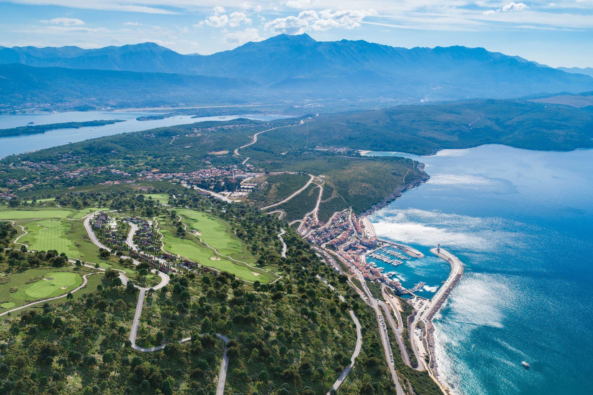 Luksuzna vila u ekskluzivnom naselju The Peaks – Golf Residences, Luštica Bay, sa panoramskim pogledom na Jadransko more i golf teren - Amfora Real Estate