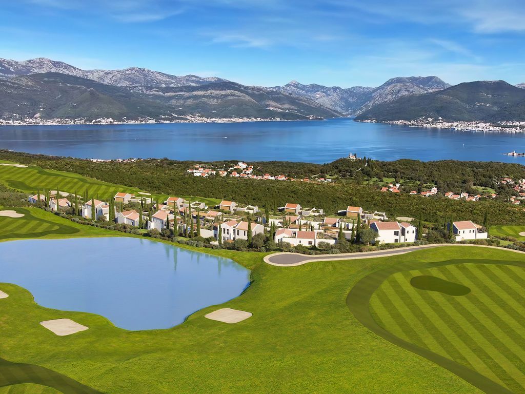 Luksuzna vila u ekskluzivnom naselju The Peaks – Golf Residences, Luštica Bay, sa panoramskim pogledom na Jadransko more i golf teren - Amfora Real Estate
