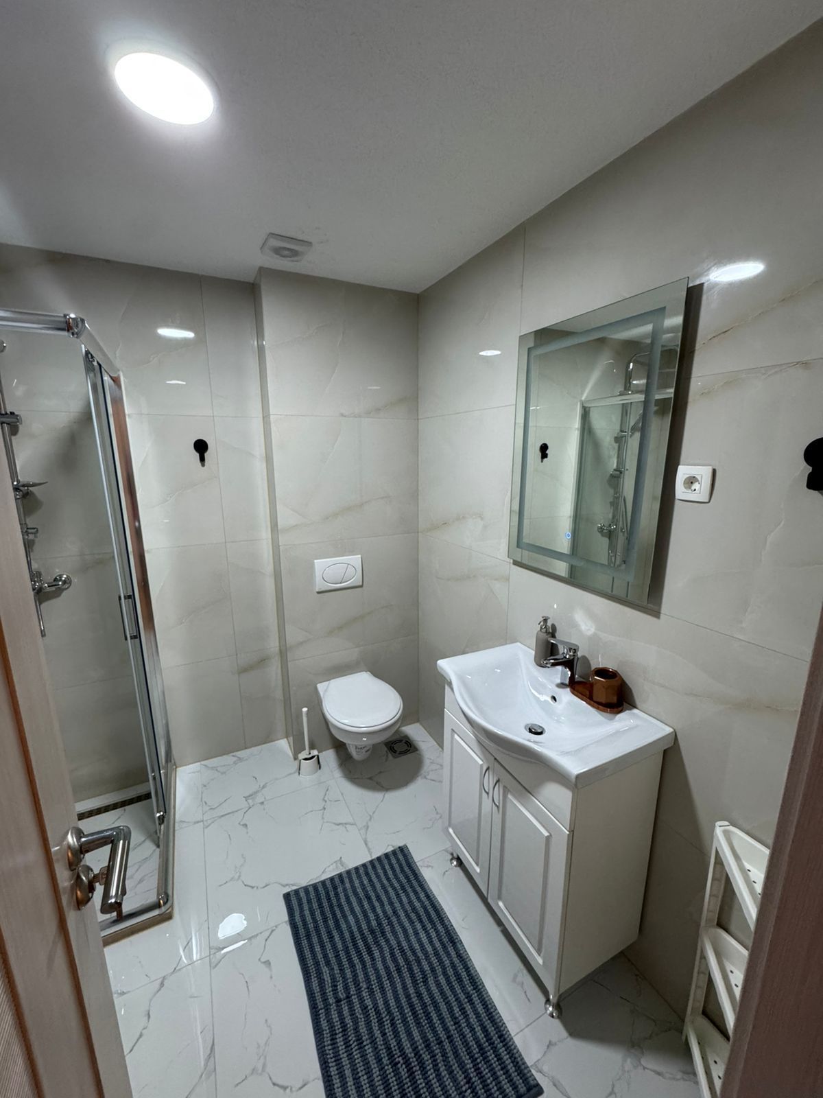 Nov opremljen jednosoban stan u Becicima (Izdavanje na duzi period)) - Amfora Real Estate