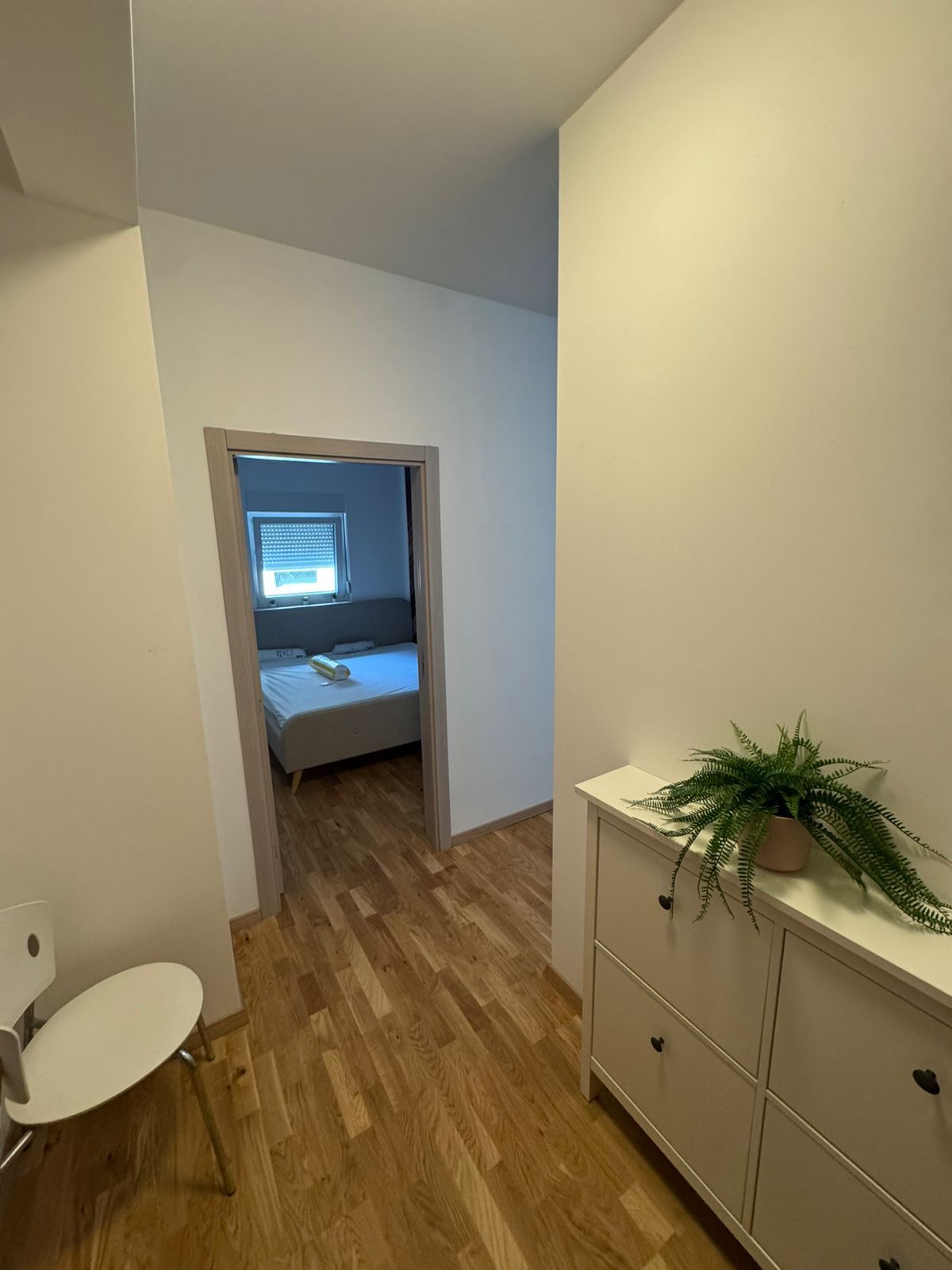 Nov opremljen jednosoban stan u Becicima (Izdavanje na duzi period)) - Amfora Real Estate