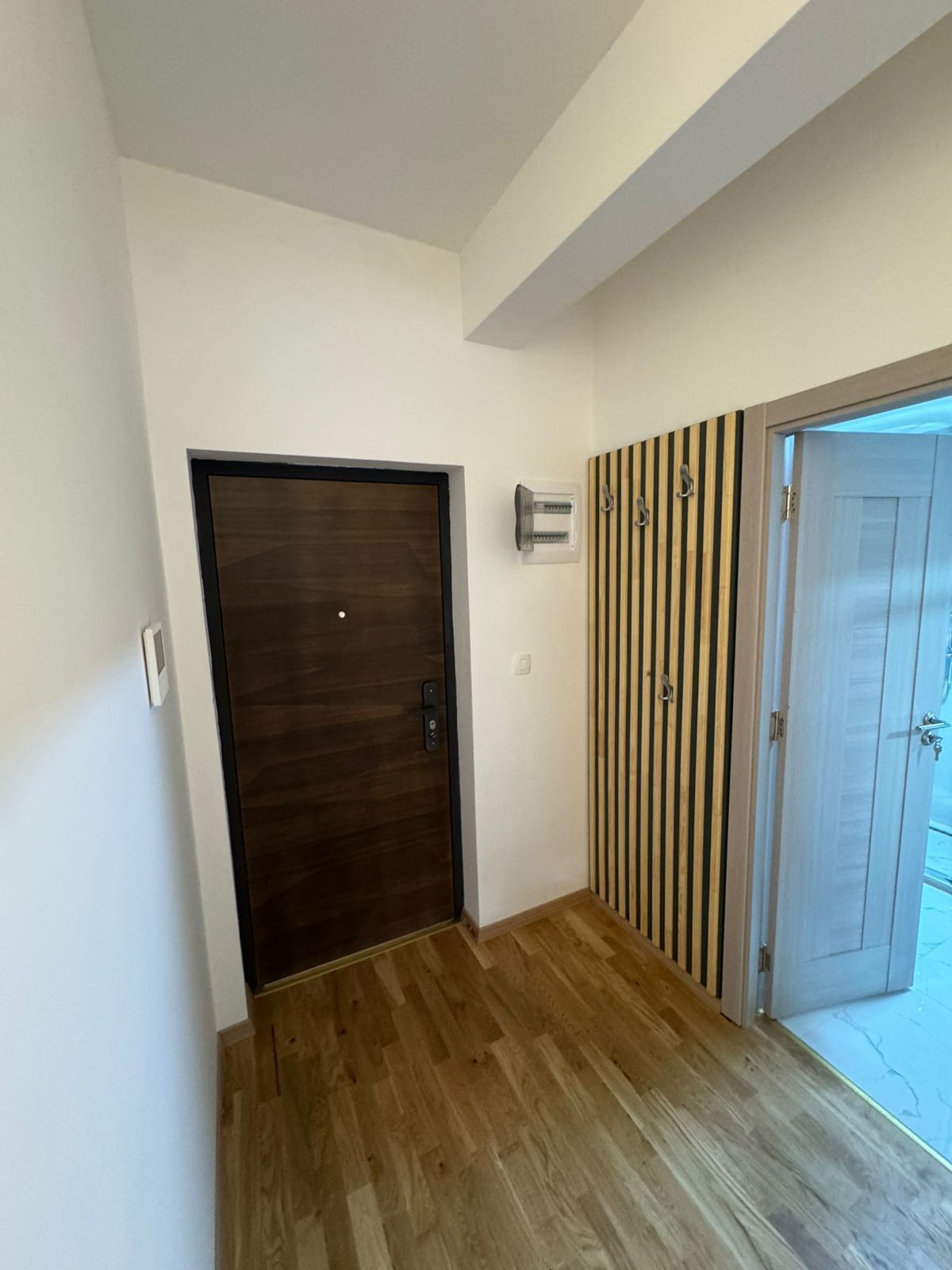 Nov opremljen jednosoban stan u Becicima (Izdavanje na duzi period)) - Amfora Real Estate