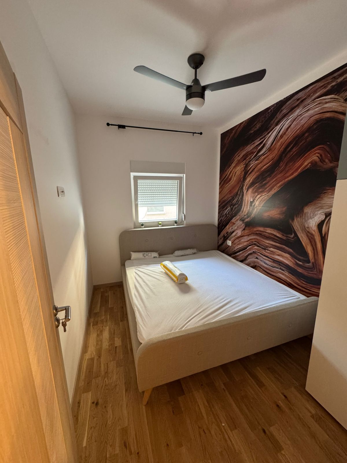 Nov opremljen jednosoban stan u Becicima (Izdavanje na duzi period)) - Amfora Real Estate