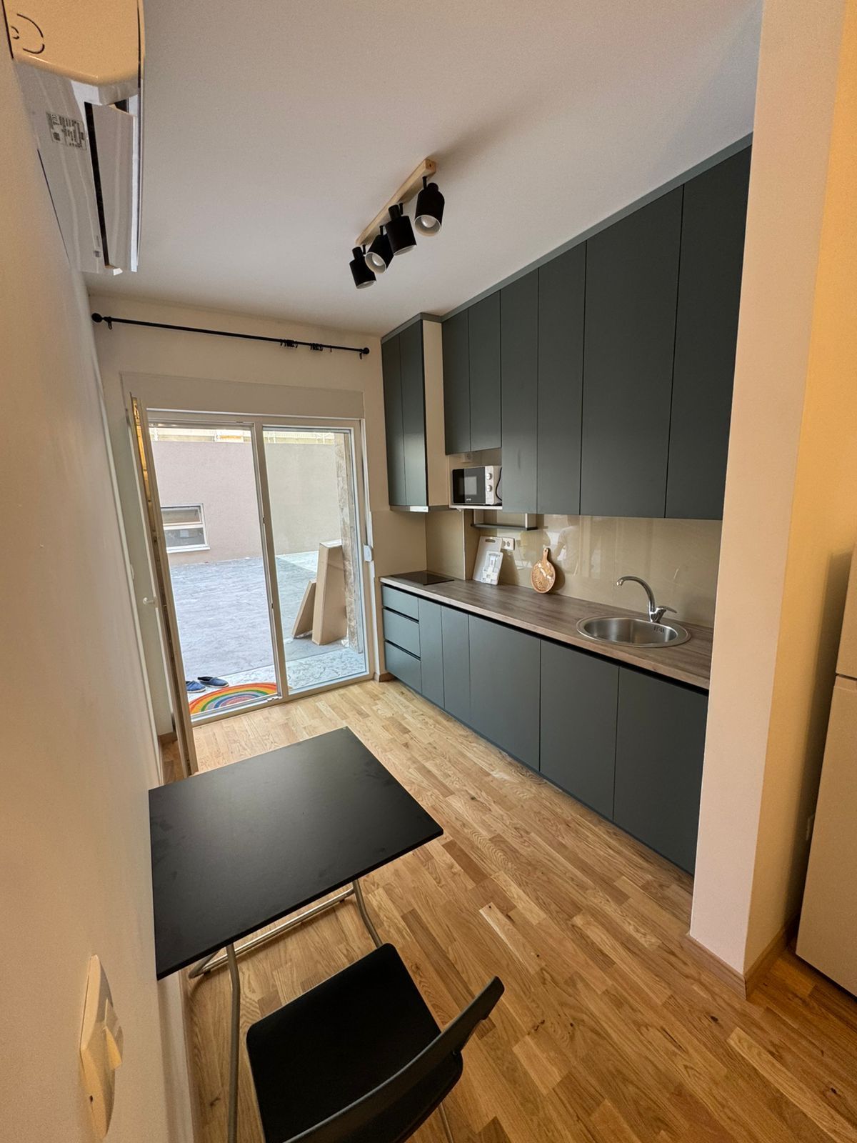 Nov opremljen jednosoban stan u Becicima (Izdavanje na duzi period)) - Amfora Real Estate