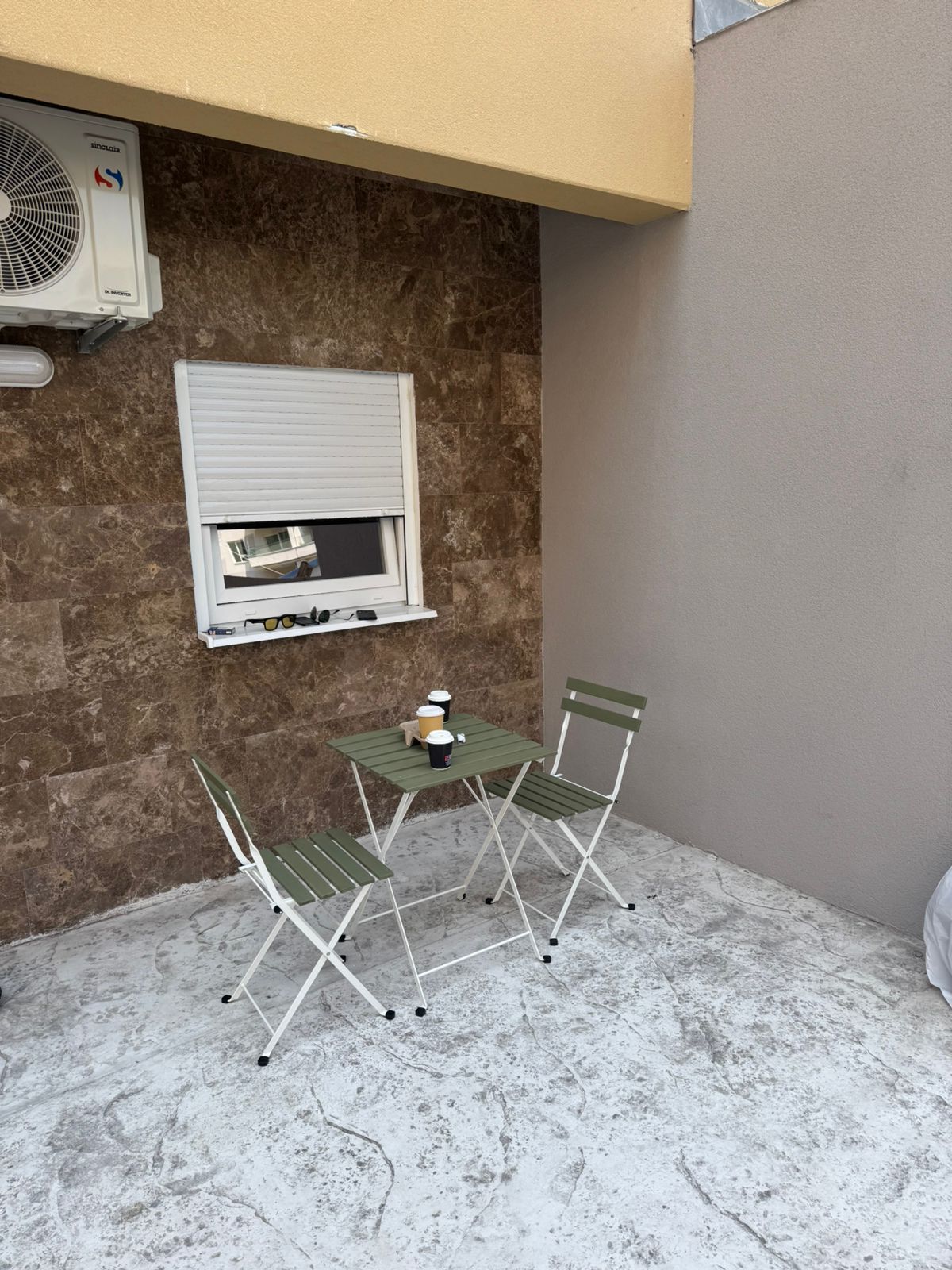 Nov opremljen jednosoban stan u Becicima (Izdavanje na duzi period)) - Amfora Real Estate