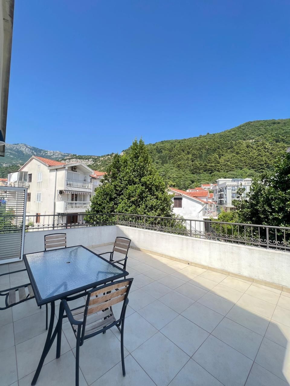 Dvosoban namešten stan 58m² + terasa 28m2 u naselju Babilonija, Budva (Dostupan do 1.07.2026) - Amfora Real Estate