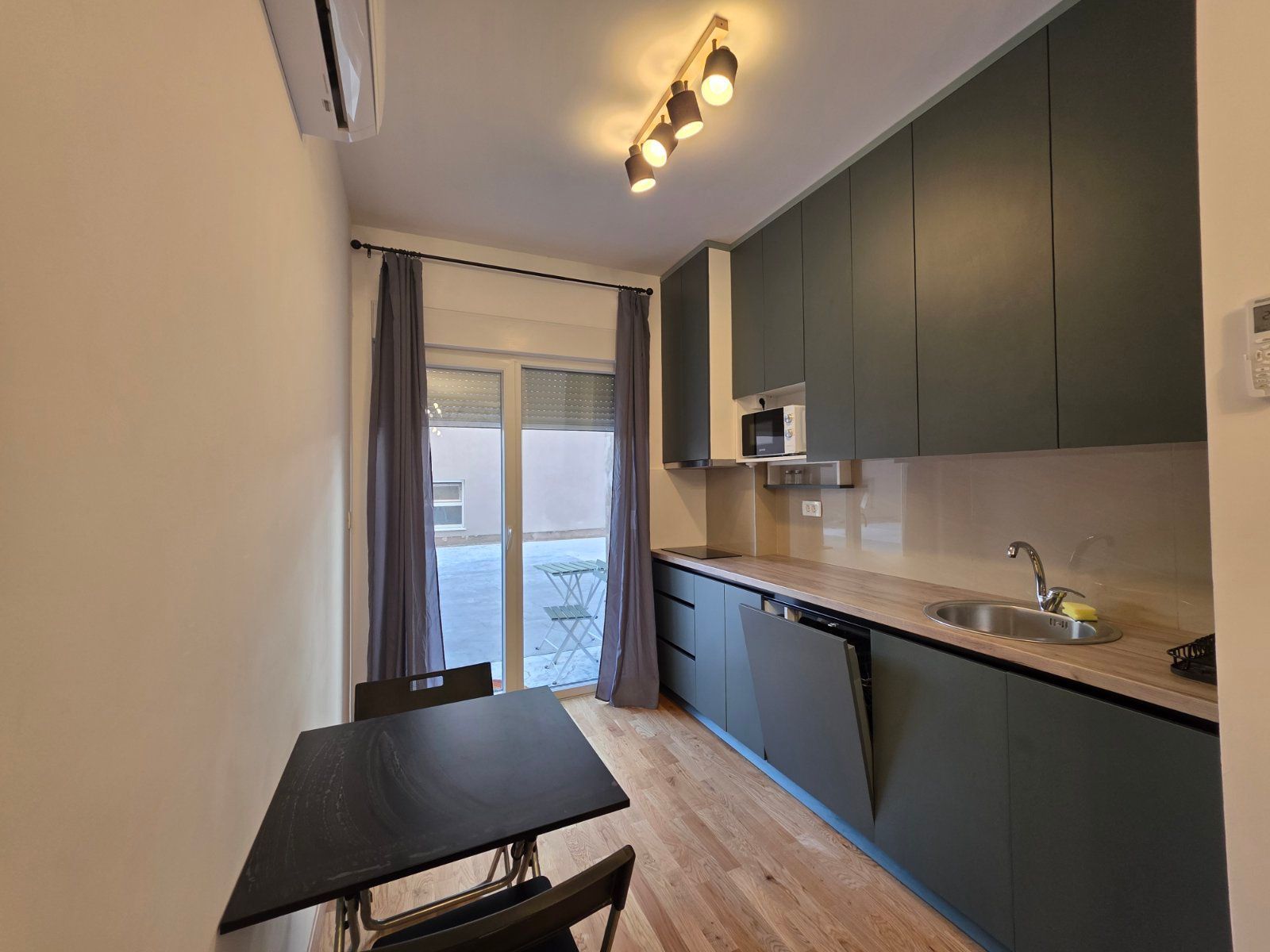 Nov moderno opremljen jednosoban stan 34m2 + 20m2 gratis terase u Becicima - Amfora Real Estate