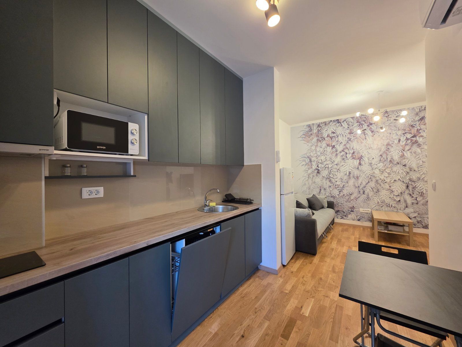 Nov moderno opremljen jednosoban stan 34m2 + 20m2 gratis terase u Becicima - Amfora Real Estate