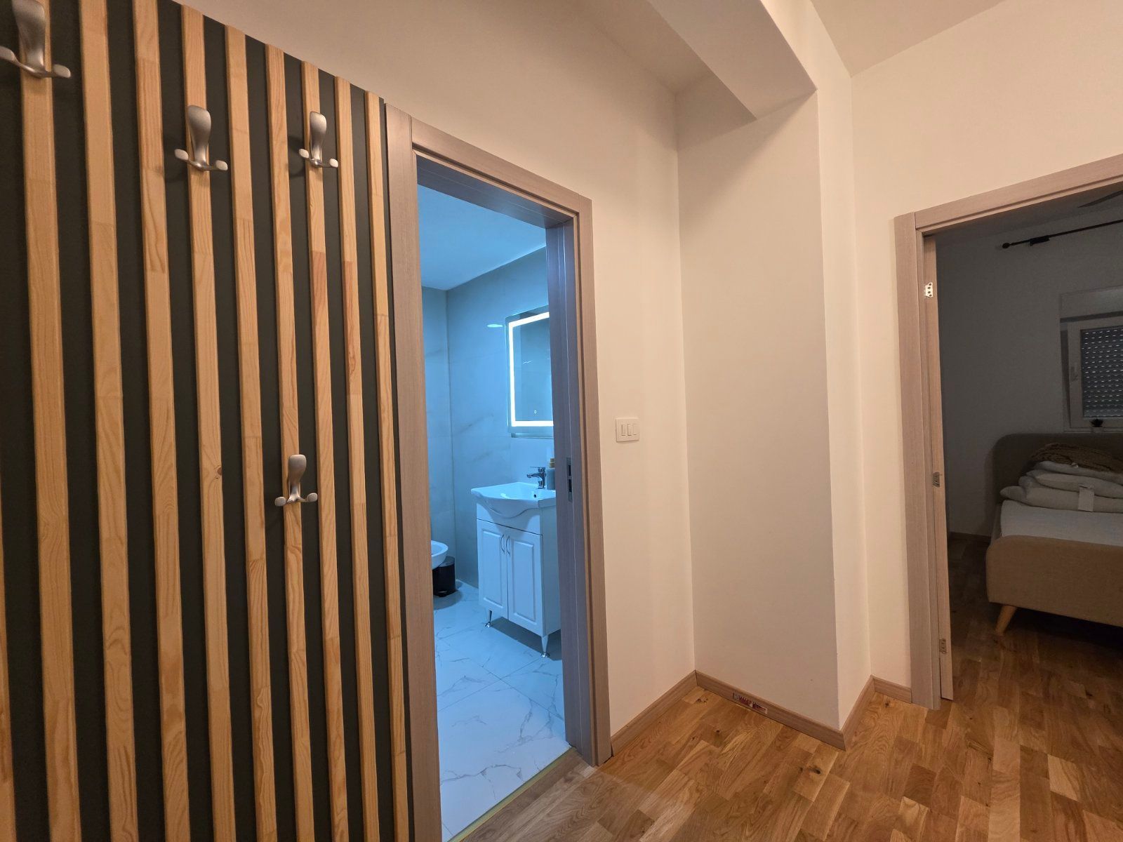 Nov moderno opremljen jednosoban stan 34m2 + 20m2 gratis terase u Becicima - Amfora Real Estate