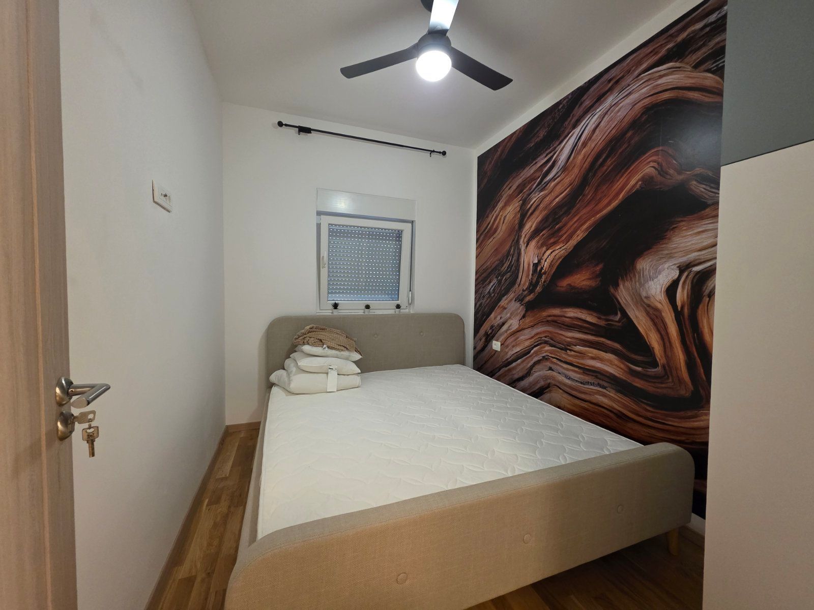 Nov moderno opremljen jednosoban stan 34m2 + 20m2 gratis terase u Becicima - Amfora Real Estate