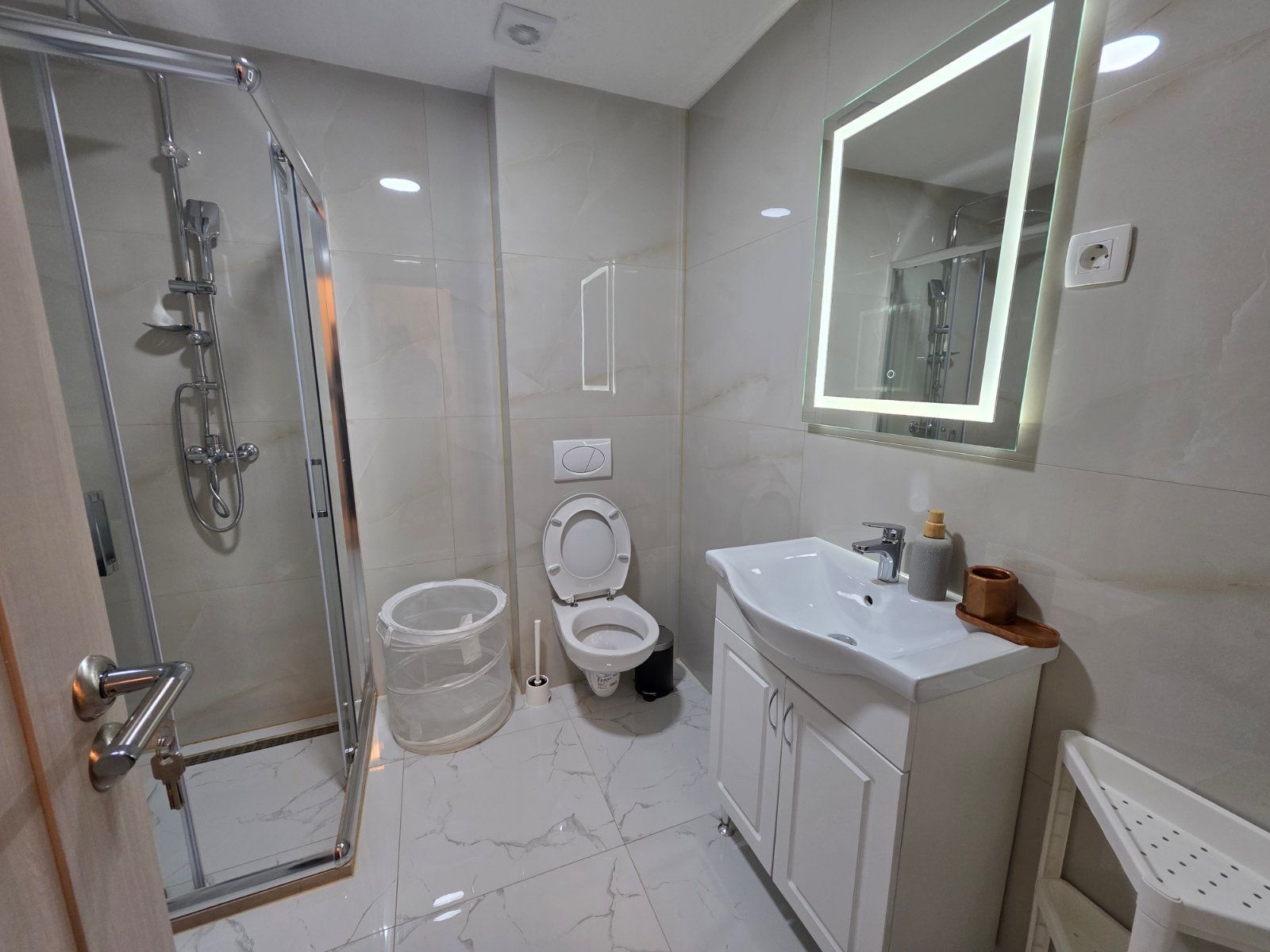 Nov moderno opremljen jednosoban stan 34m2 + 20m2 gratis terase u Becicima - Amfora Real Estate