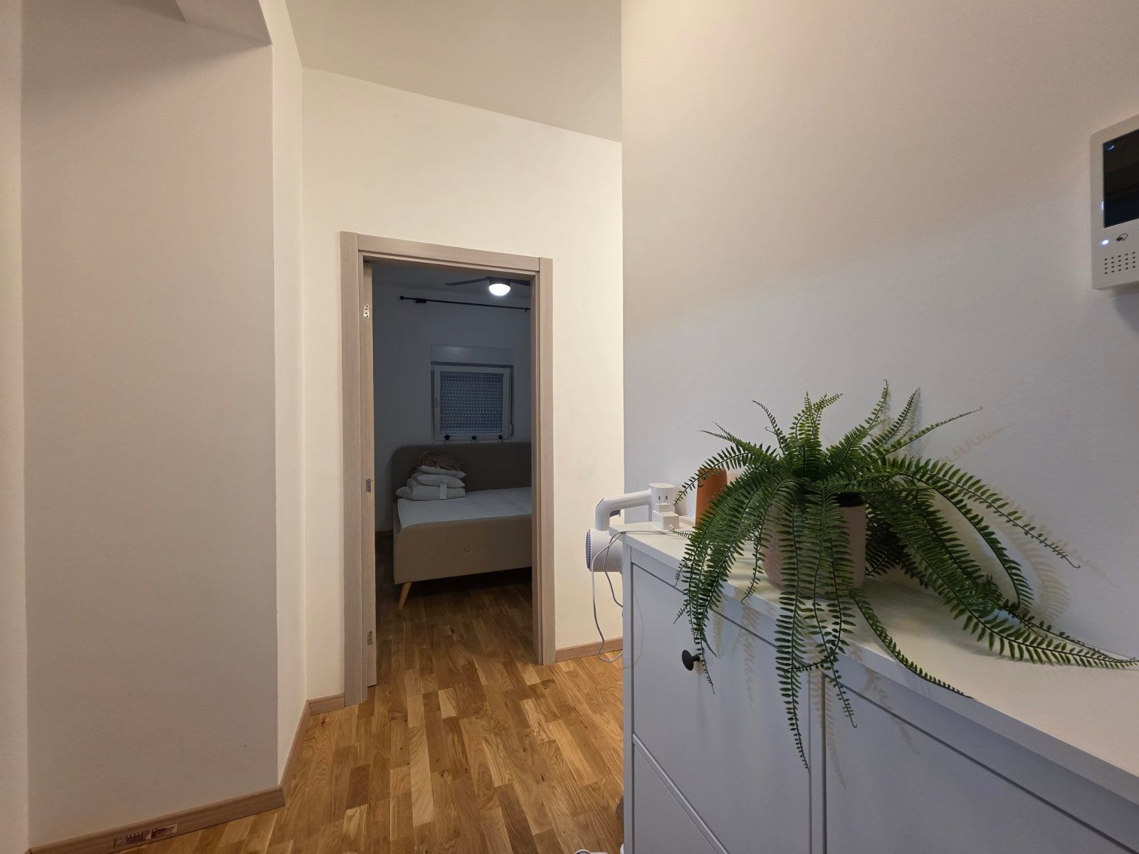 Nov moderno opremljen jednosoban stan 34m2 + 20m2 gratis terase u Becicima - Amfora Real Estate