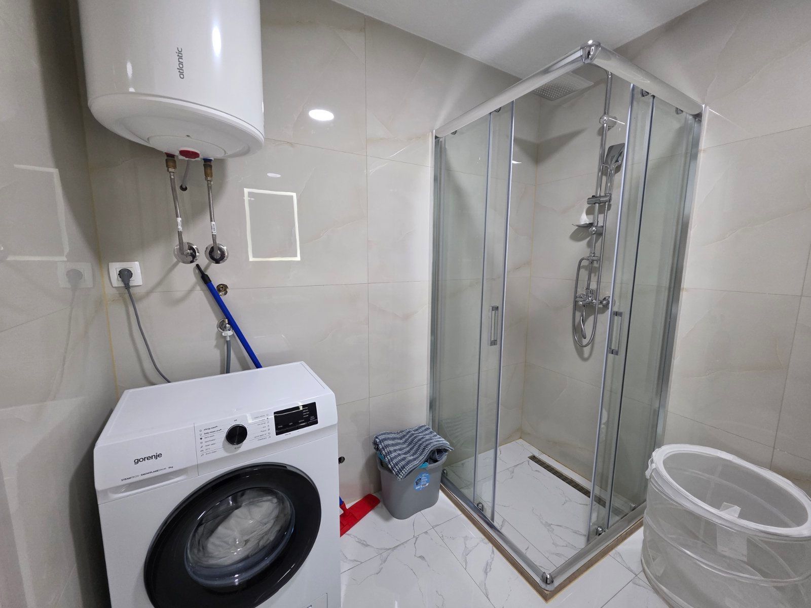 Nov moderno opremljen jednosoban stan 34m2 + 20m2 gratis terase u Becicima - Amfora Real Estate