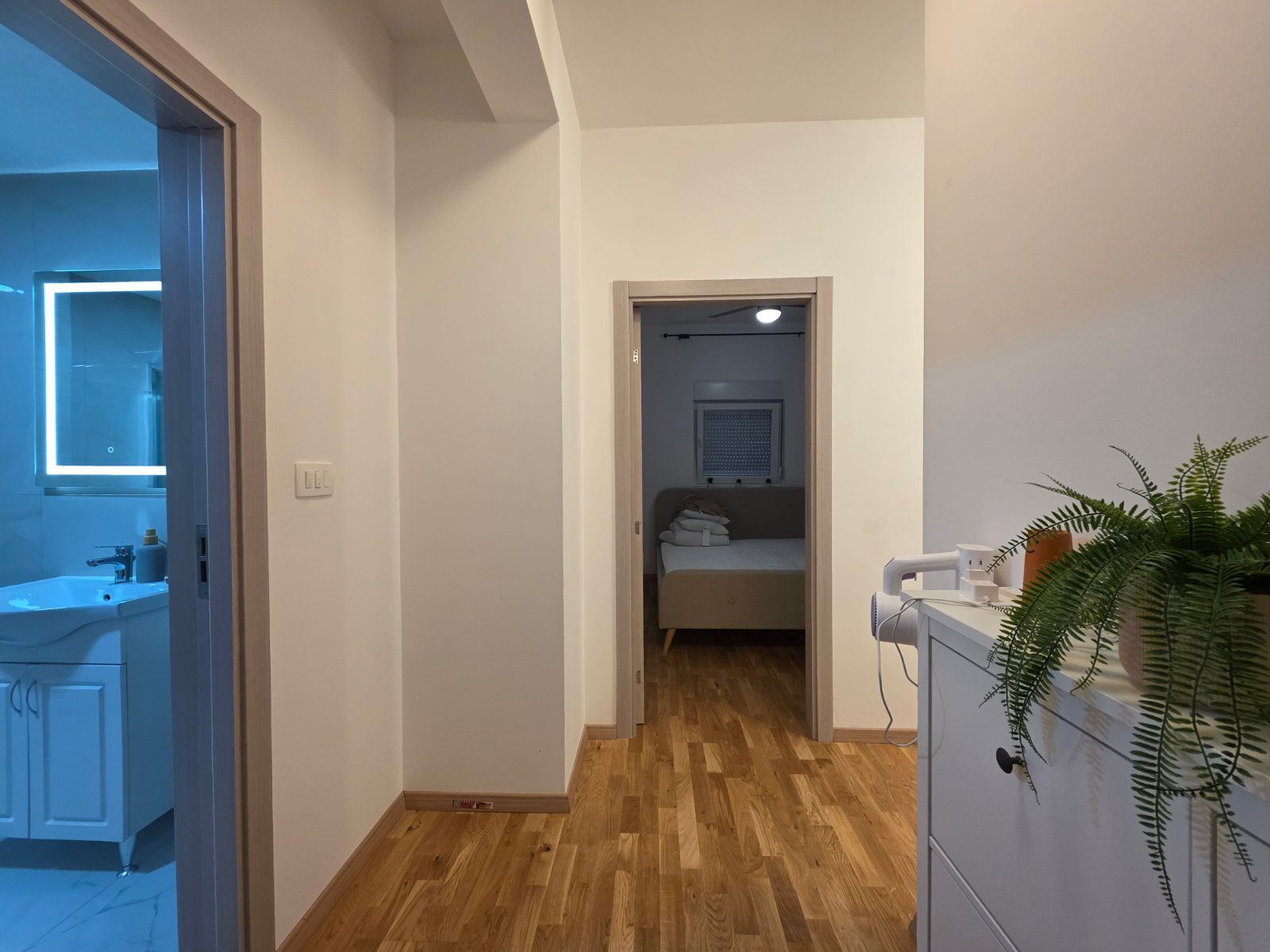 Nov moderno opremljen jednosoban stan 34m2 + 20m2 gratis terase u Becicima - Amfora Real Estate