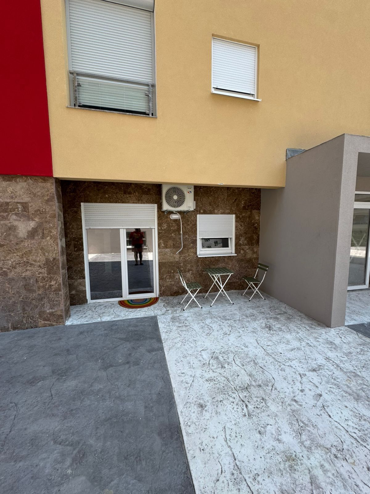 Nov moderno opremljen jednosoban stan 34m2 + 20m2 gratis terase u Becicima - Amfora Real Estate