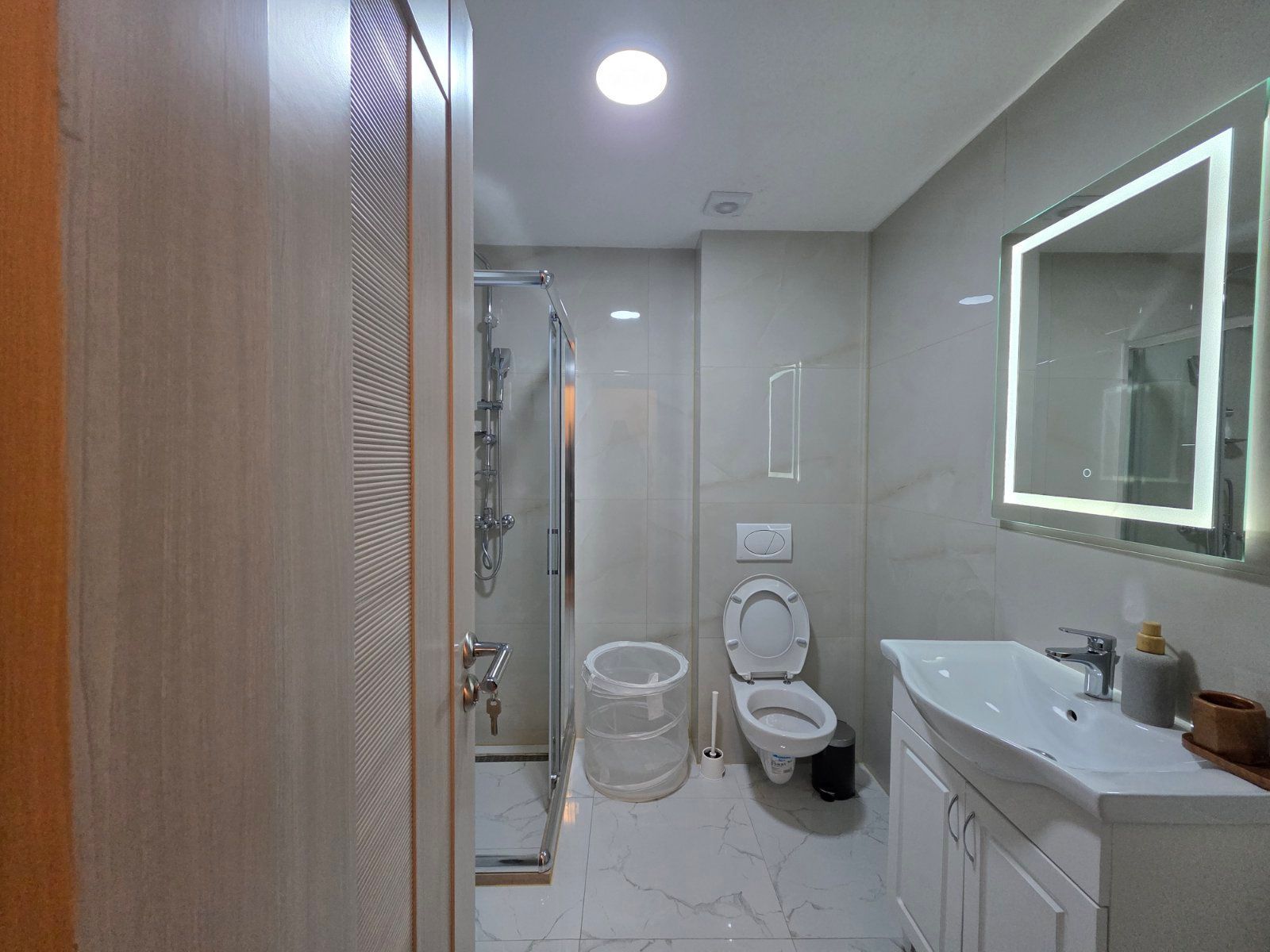 Nov moderno opremljen jednosoban stan 34m2 + 20m2 gratis terase u Becicima - Amfora Real Estate