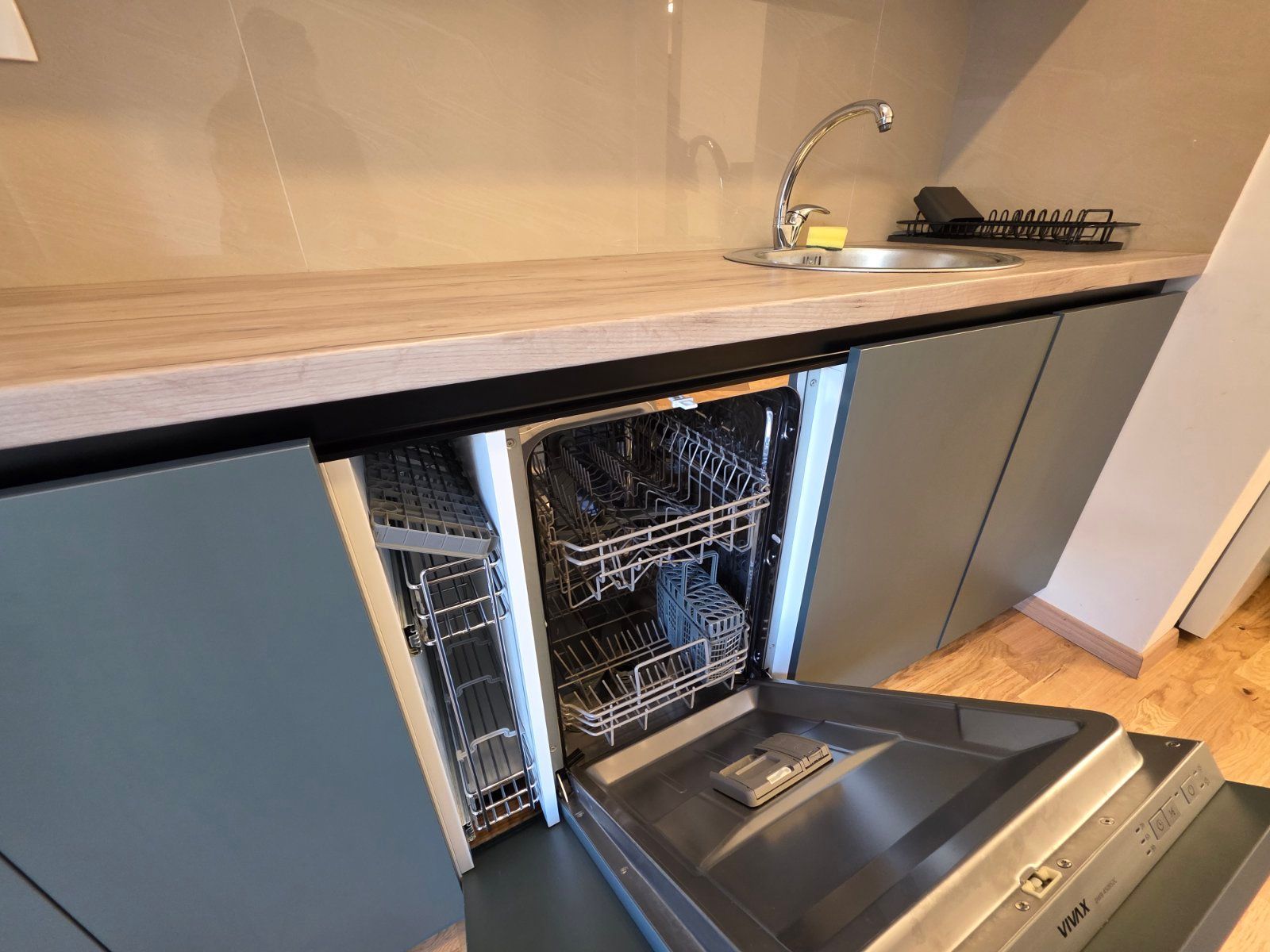 Nov moderno opremljen jednosoban stan 34m2 + 20m2 gratis terase u Becicima - Amfora Real Estate