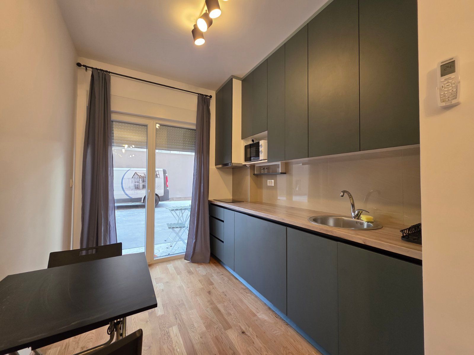 Nov moderno opremljen jednosoban stan 34m2 + 20m2 gratis terase u Becicima - Amfora Real Estate