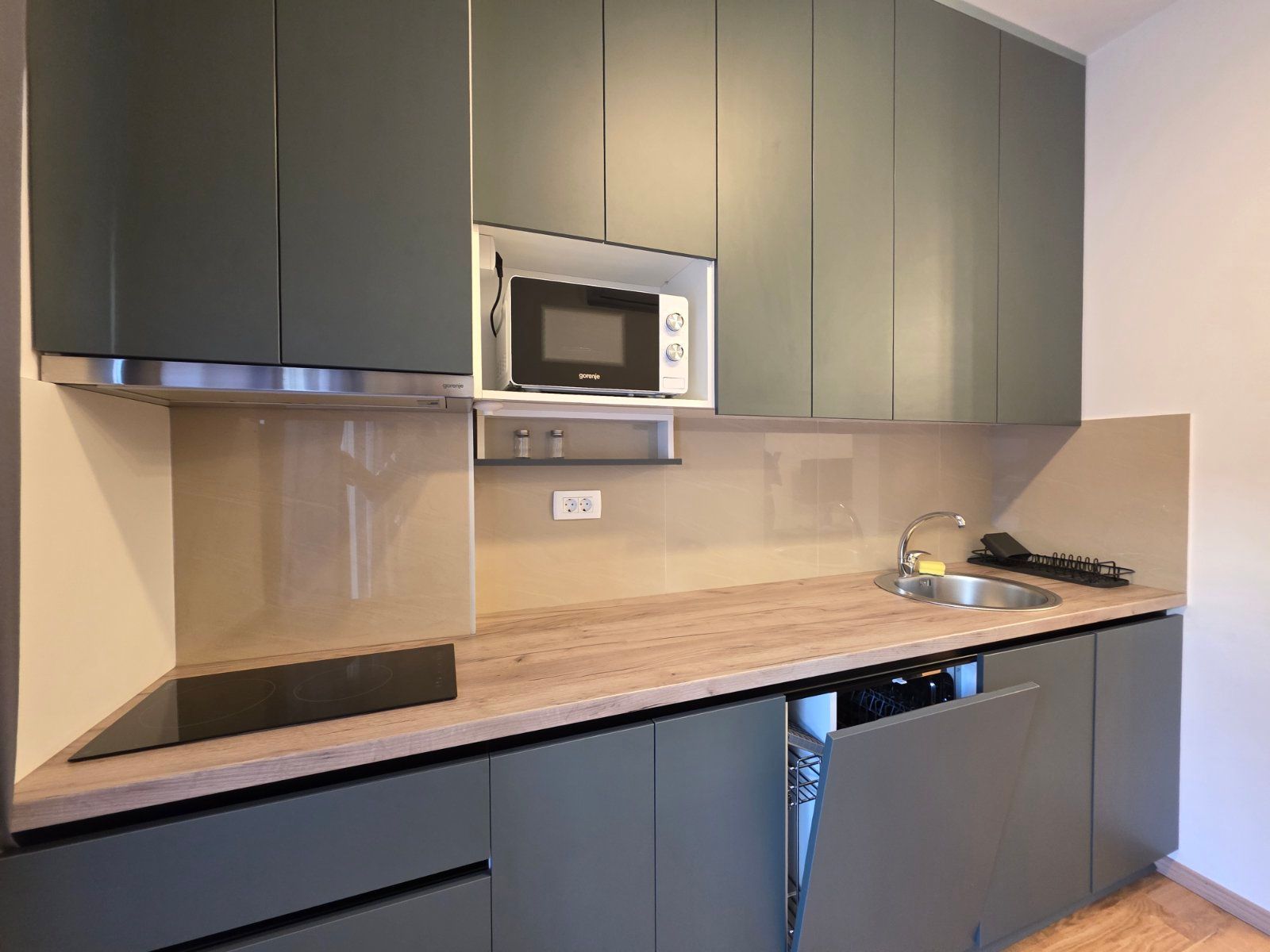 Nov moderno opremljen jednosoban stan 34m2 + 20m2 gratis terase u Becicima - Amfora Real Estate