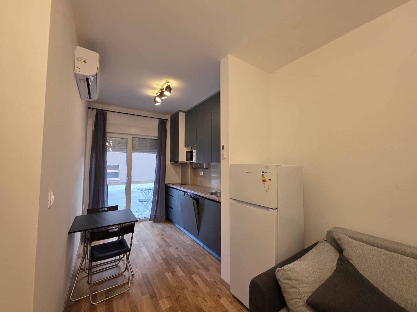 Nov moderno opremljen jednosoban stan 34m2 + 20m2 gratis terase u Becicima - Amfora Real Estate