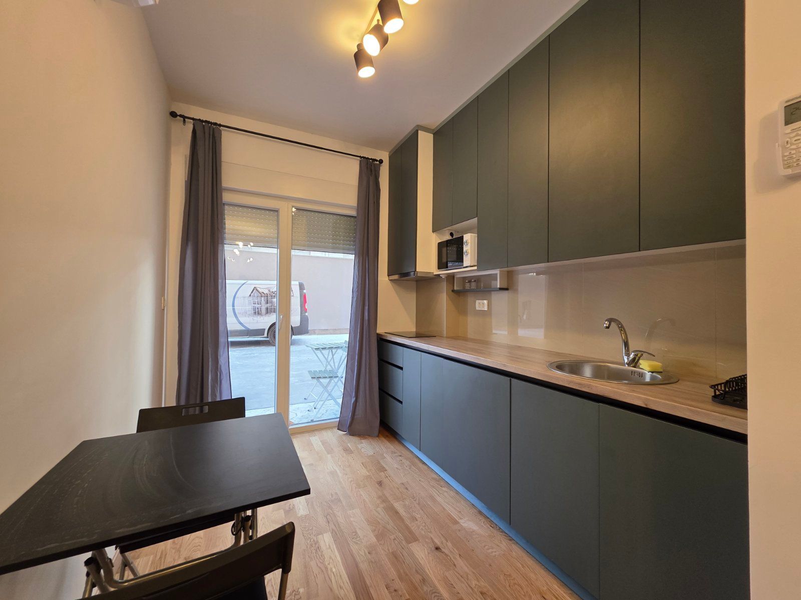 Nov moderno opremljen jednosoban stan 34m2 + 20m2 gratis terase u Becicima - Amfora Real Estate