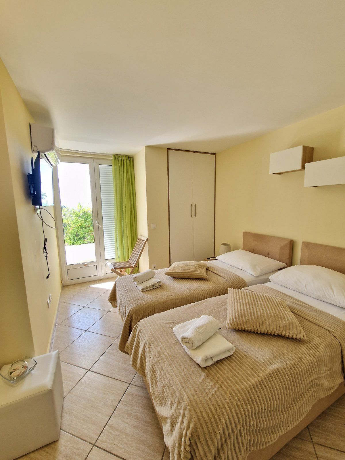 Prvi sprat luksuzne vile sa bazenom i panoramskim pogledom – Sveti Stefan (dugoročno izdavanje) - Amfora Real Estate