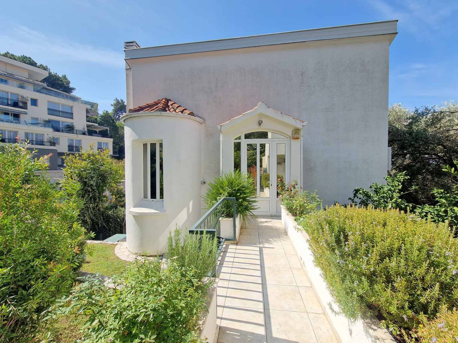 Prvi sprat luksuzne vile sa bazenom i panoramskim pogledom – Sveti Stefan (dugoročno izdavanje) - Amfora Real Estate